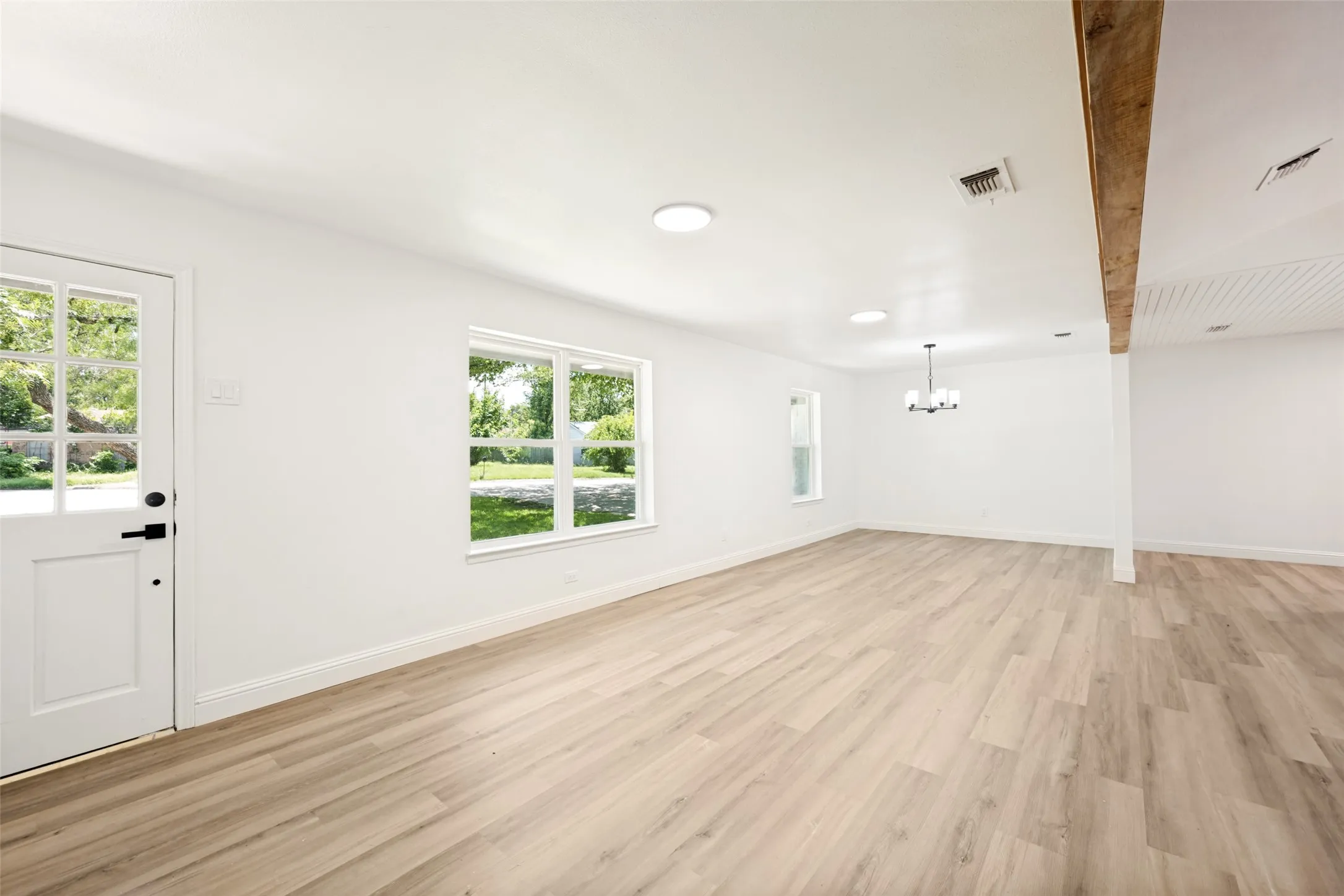 Single Family Residence For Sale in Tarrant County , 1113 Heather Court, Benbrook, Texas 76126, 3 Bedroom, 2 Bathroom, 2 Garage spaces, 1,556 Sqft, built in 1974, mls#21309481, Real Estate Agent in Benbrook, Homes For Sale in Tarrant county, Homes For Sale in Benbrook, Realtor in Benbrook Texas, Real Estate Brokerage Independent Realty Texas, Luminita Cordes Realtor