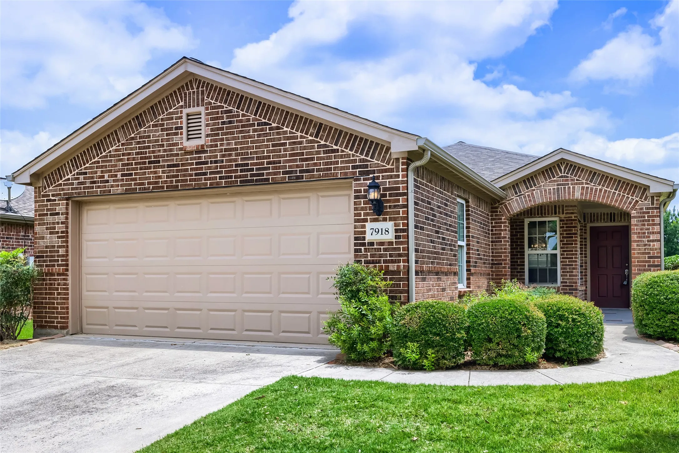 Single Family Residence For Sale in Denton County , 7918 Tatum Drive, Frisco, Texas 75036, 2 Bedroom, 2 Bathroom, Garage spaces, 1,307 Sqft, built in 2010, mls#21257653, Real Estate Agent in Frisco, Homes For Sale in Denton county, Homes For Sale in Frisco, Realtor in Frisco Texas, Real Estate Brokerage Independent Realty Texas, Luminita Cordes Realtor