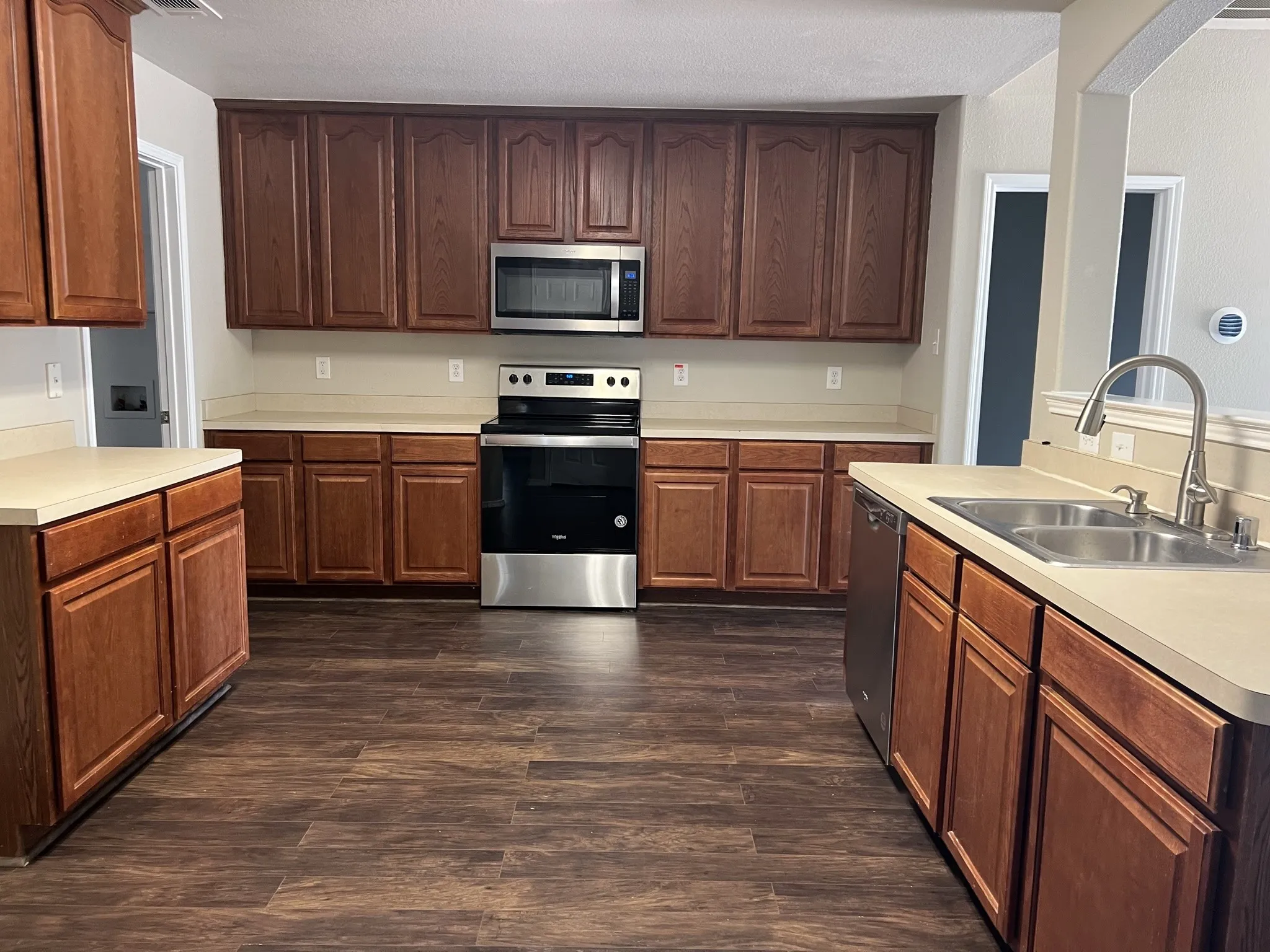 Single Family Residence For Rent in Tarrant County , 1717 Grassy View Drive, Fort Worth, Texas 76177, 5 Bedroom, 3 Bathroom, 2 Garage spaces, 2,960 Sqft, built in 2006, mls#21309772, Real Estate Agent in Fort Worth, Homes For Rent in Tarrant county, Homes For Rent in Fort Worth, Realtor in Fort Worth Texas, Real Estate Brokerage Independent Realty Texas, Luminita Cordes Realtor