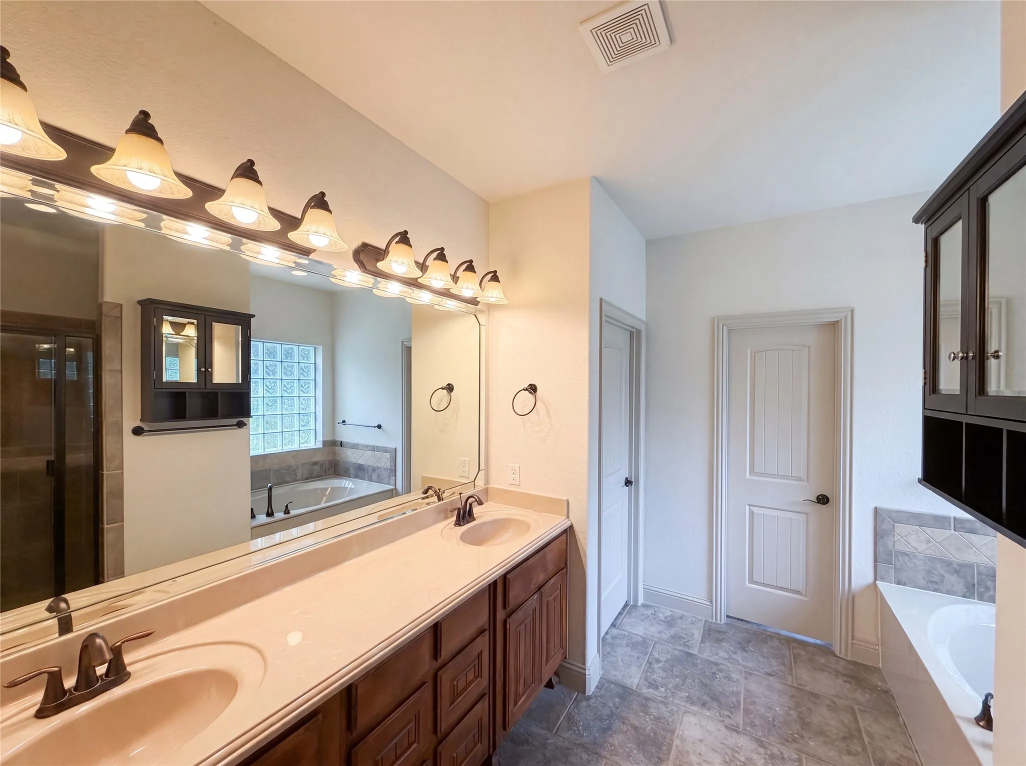 Single Family Residence For Sale in Parker County , 121 Rey Del Mar Circle, Weatherford, Texas 76085, 3 Bedroom, 2 Bathroom, 2 Garage spaces, 2,776 Sqft, built in 2007, mls#21293141, Real Estate Agent in Weatherford, Homes For Sale in Parker county, Homes For Sale in Weatherford, Realtor in Weatherford Texas, Real Estate Brokerage Independent Realty Texas, Luminita Cordes Realtor