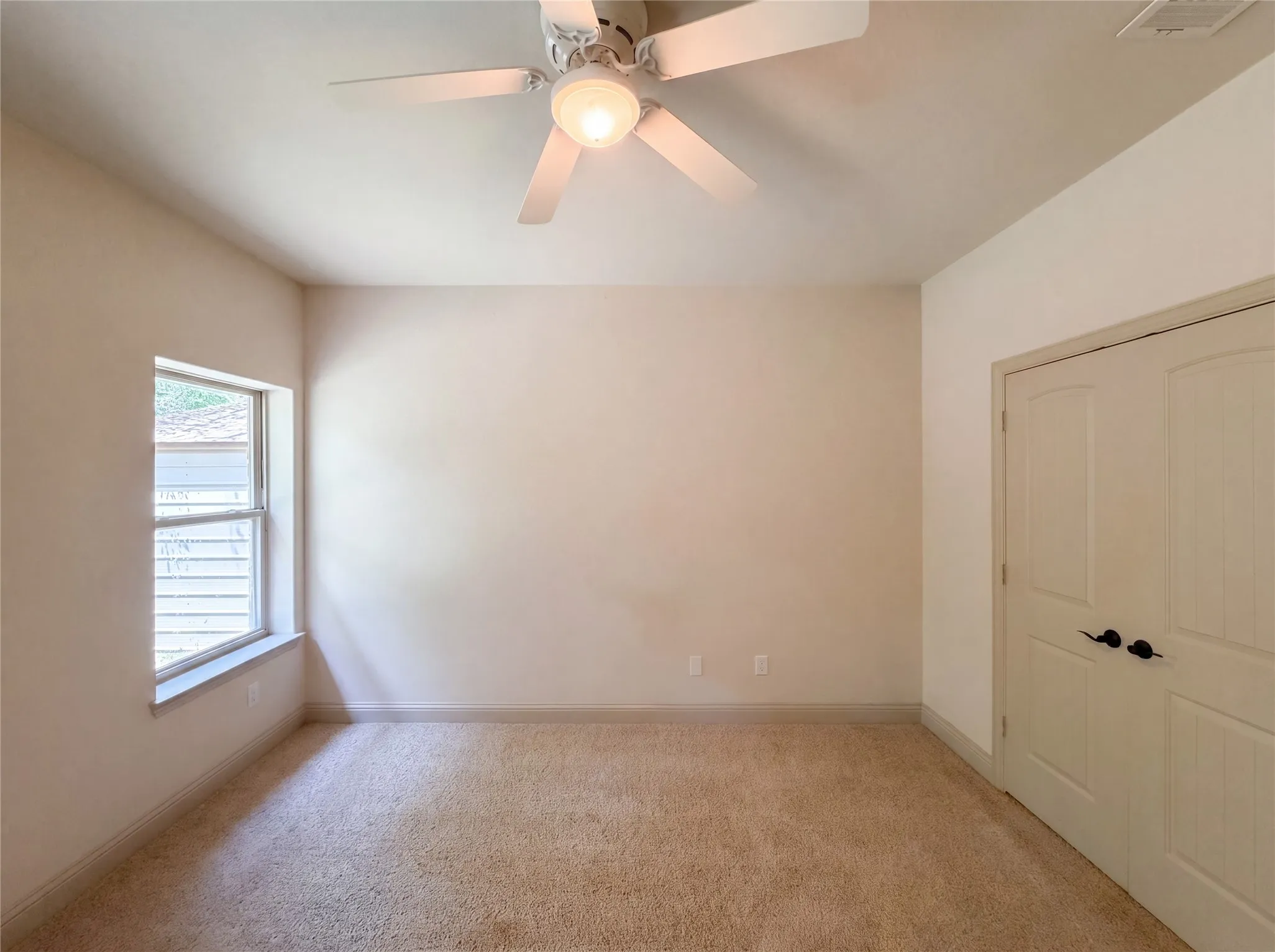 Single Family Residence For Sale in Parker County , 121 Rey Del Mar Circle, Weatherford, Texas 76085, 3 Bedroom, 2 Bathroom, 2 Garage spaces, 2,776 Sqft, built in 2007, mls#21293141, Real Estate Agent in Weatherford, Homes For Sale in Parker county, Homes For Sale in Weatherford, Realtor in Weatherford Texas, Real Estate Brokerage Independent Realty Texas, Luminita Cordes Realtor