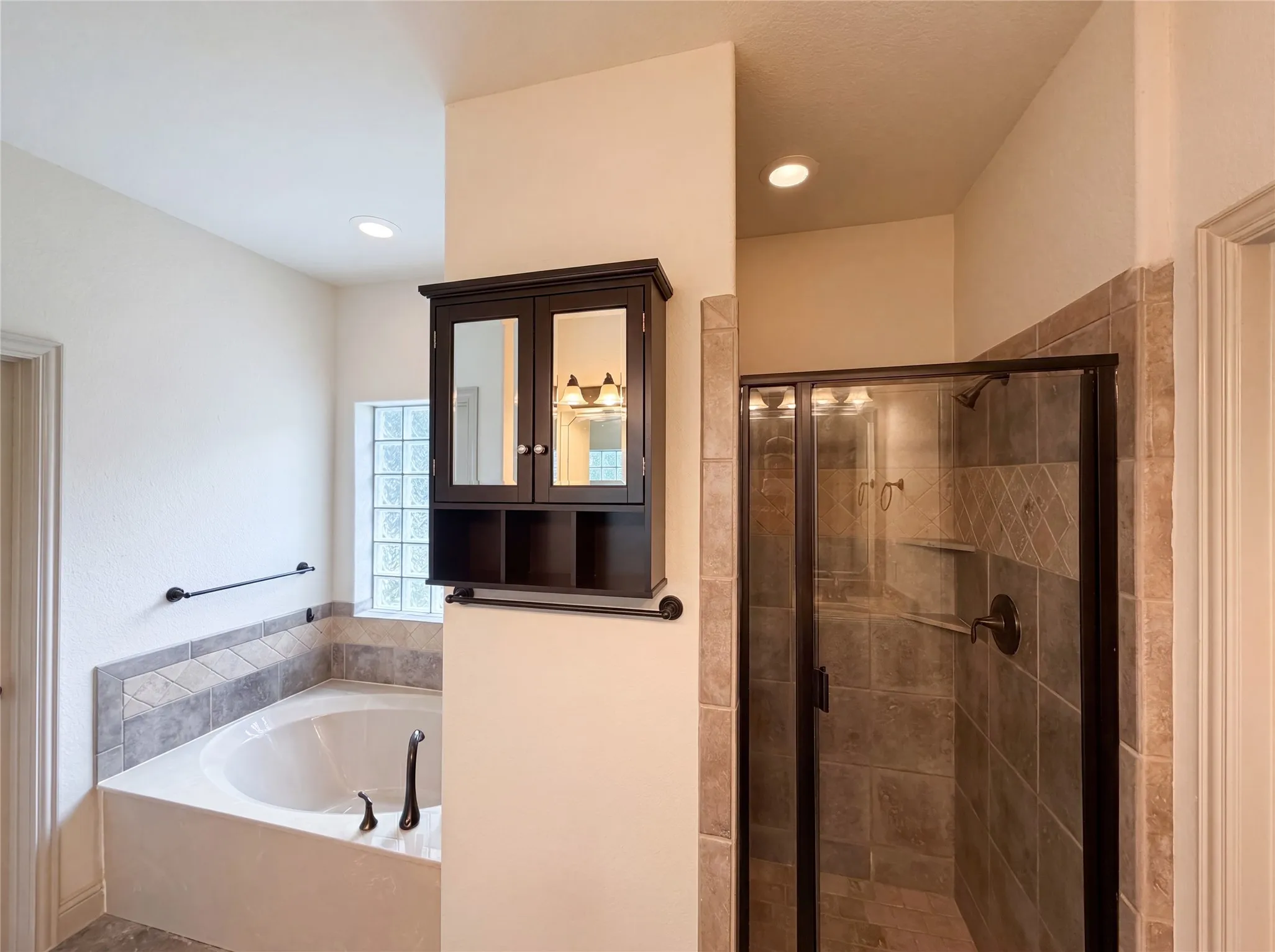 Single Family Residence For Sale in Parker County , 121 Rey Del Mar Circle, Weatherford, Texas 76085, 3 Bedroom, 2 Bathroom, 2 Garage spaces, 2,776 Sqft, built in 2007, mls#21293141, Real Estate Agent in Weatherford, Homes For Sale in Parker county, Homes For Sale in Weatherford, Realtor in Weatherford Texas, Real Estate Brokerage Independent Realty Texas, Luminita Cordes Realtor