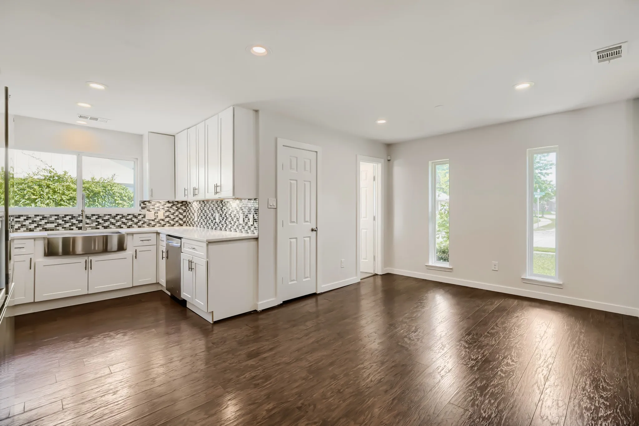 Single Family Residence For Sale in Dallas County , 3217 Friar Lane, Garland, Texas 75044, 4 Bedroom, 4 Bathroom, 2 Garage spaces, 2,012 Sqft, built in 1977, mls#21246862, Real Estate Agent in Garland, Homes For Sale in Dallas county, Homes For Sale in Garland, Realtor in Garland Texas, Real Estate Brokerage Independent Realty Texas, Luminita Cordes Realtor