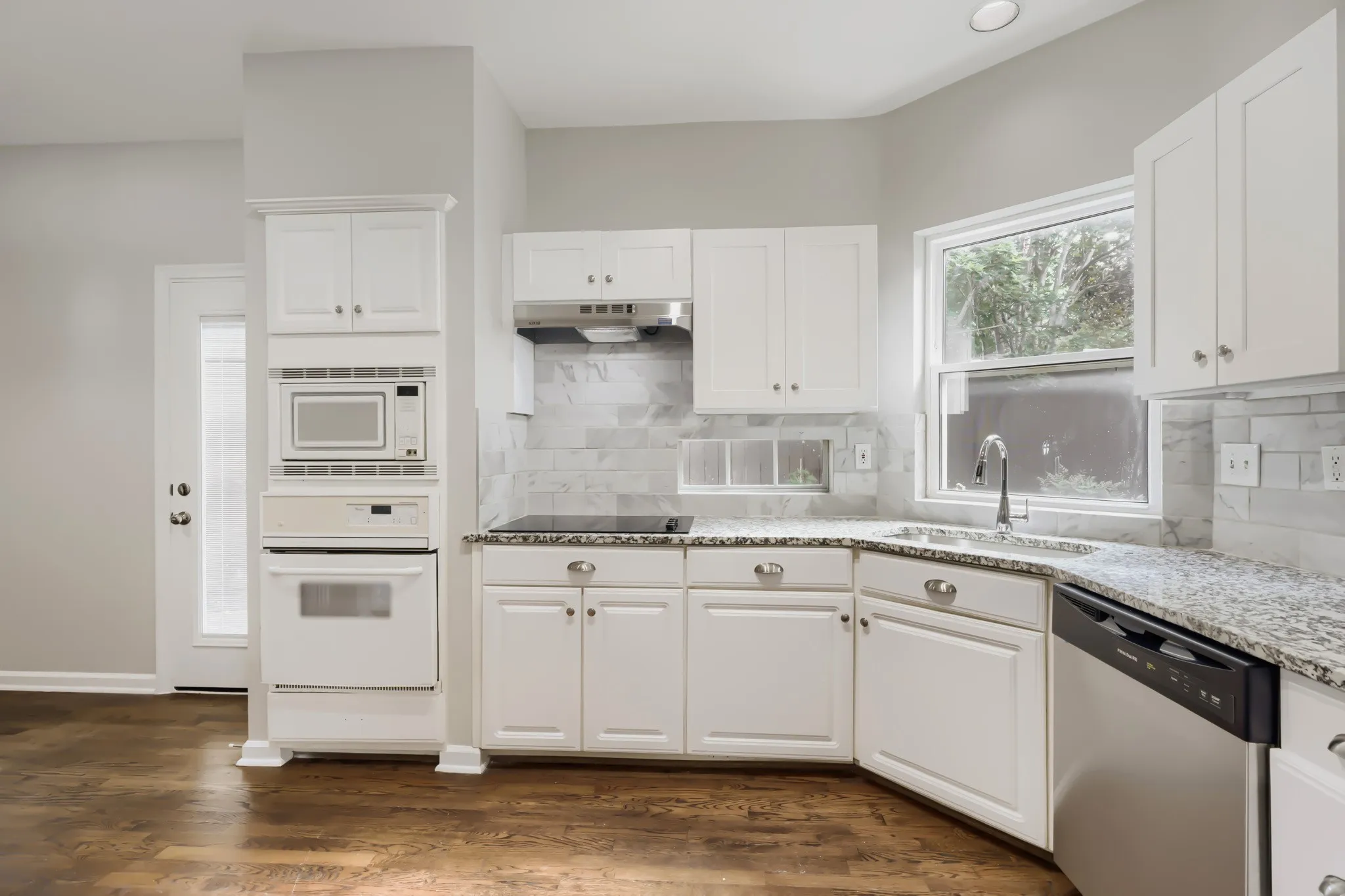 Single Family Residence For Sale in Dallas County , 14589 Blueberry Court, Addison, Texas 75001, 3 Bedroom, 3 Bathroom, 2 Garage spaces, 1,905 Sqft, built in 1994, mls#21142864, Real Estate Agent in Addison, Homes For Sale in Dallas county, Homes For Sale in Addison, Realtor in Addison Texas, Real Estate Brokerage Independent Realty Texas, Luminita Cordes Realtor