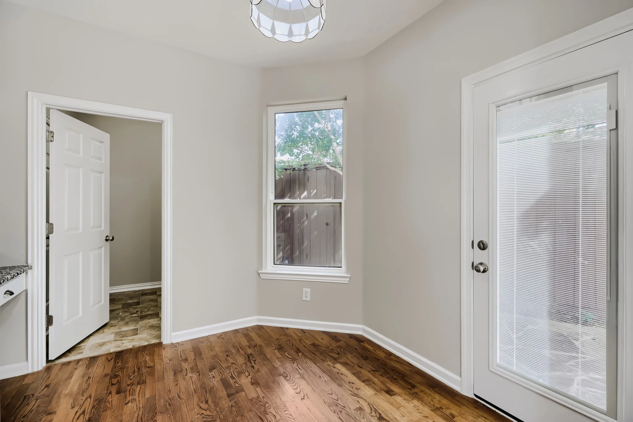 Single Family Residence For Sale in Dallas County , 14589 Blueberry Court, Addison, Texas 75001, 3 Bedroom, 3 Bathroom, 2 Garage spaces, 1,905 Sqft, built in 1994, mls#21142864, Real Estate Agent in Addison, Homes For Sale in Dallas county, Homes For Sale in Addison, Realtor in Addison Texas, Real Estate Brokerage Independent Realty Texas, Luminita Cordes Realtor