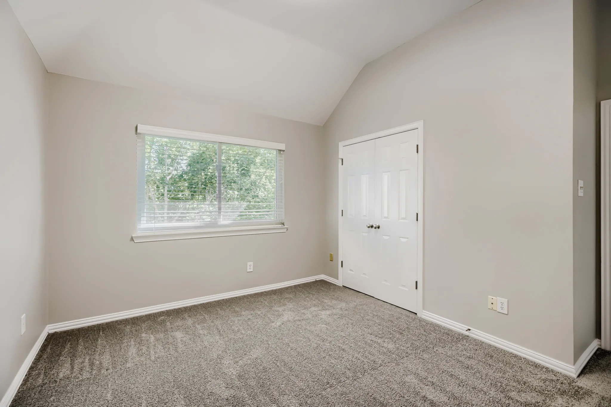 Single Family Residence For Sale in Dallas County , 14589 Blueberry Court, Addison, Texas 75001, 3 Bedroom, 3 Bathroom, 2 Garage spaces, 1,905 Sqft, built in 1994, mls#21142864, Real Estate Agent in Addison, Homes For Sale in Dallas county, Homes For Sale in Addison, Realtor in Addison Texas, Real Estate Brokerage Independent Realty Texas, Luminita Cordes Realtor