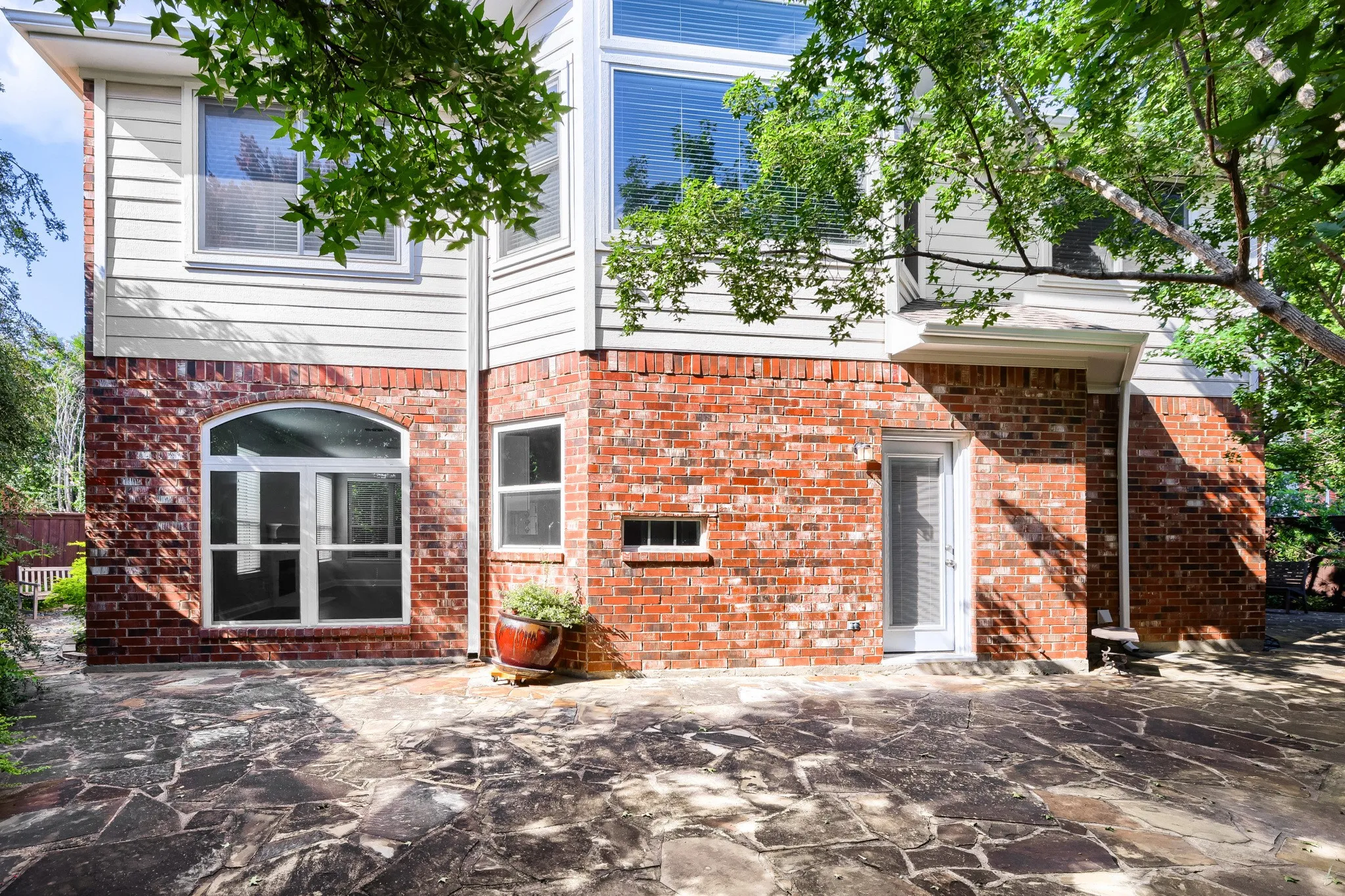 Single Family Residence For Sale in Dallas County , 14589 Blueberry Court, Addison, Texas 75001, 3 Bedroom, 3 Bathroom, 2 Garage spaces, 1,905 Sqft, built in 1994, mls#21142864, Real Estate Agent in Addison, Homes For Sale in Dallas county, Homes For Sale in Addison, Realtor in Addison Texas, Real Estate Brokerage Independent Realty Texas, Luminita Cordes Realtor