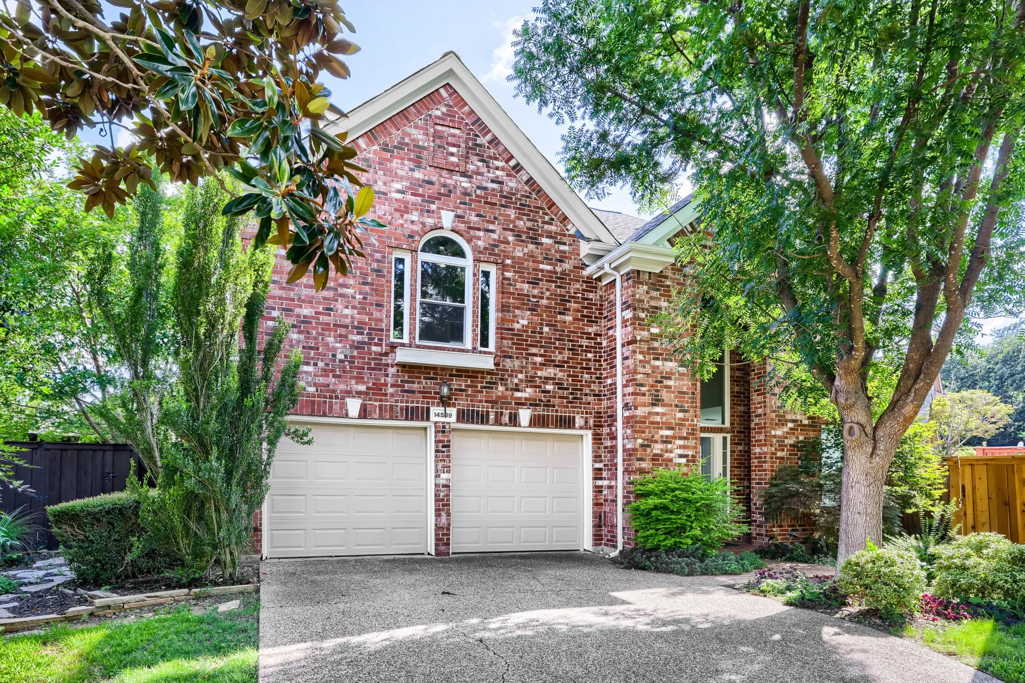 Single Family Residence For Sale in Dallas County , 14589 Blueberry Court, Addison, Texas 75001, 3 Bedroom, 3 Bathroom, 2 Garage spaces, 1,905 Sqft, built in 1994, mls#21142864, Real Estate Agent in Addison, Homes For Sale in Dallas county, Homes For Sale in Addison, Realtor in Addison Texas, Real Estate Brokerage Independent Realty Texas, Luminita Cordes Realtor