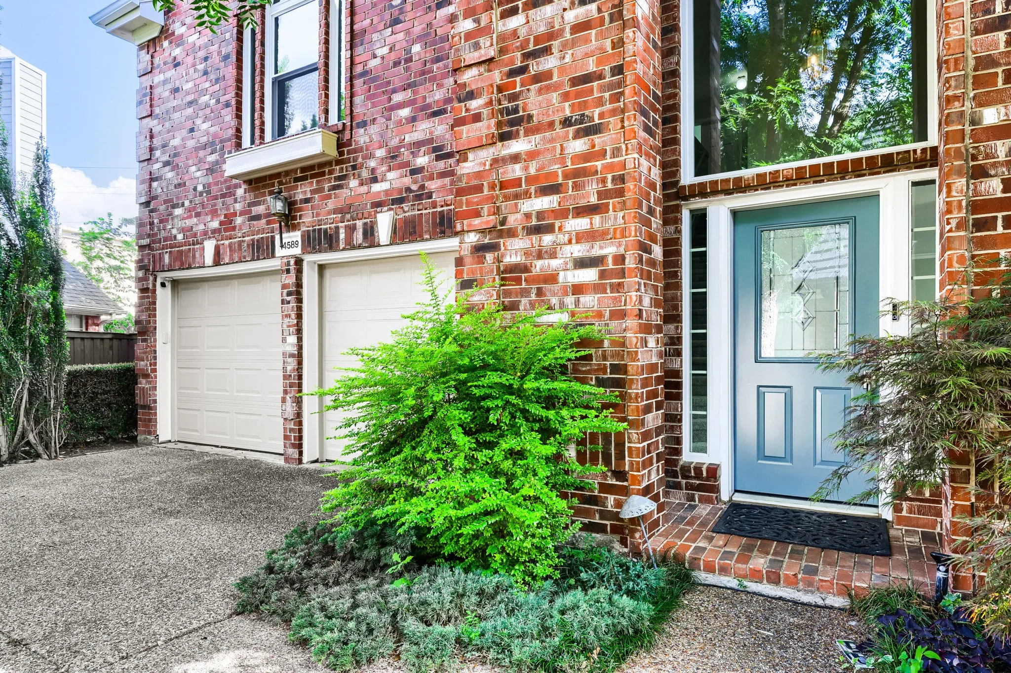 Single Family Residence For Sale in Dallas County , 14589 Blueberry Court, Addison, Texas 75001, 3 Bedroom, 3 Bathroom, 2 Garage spaces, 1,905 Sqft, built in 1994, mls#21142864, Real Estate Agent in Addison, Homes For Sale in Dallas county, Homes For Sale in Addison, Realtor in Addison Texas, Real Estate Brokerage Independent Realty Texas, Luminita Cordes Realtor
