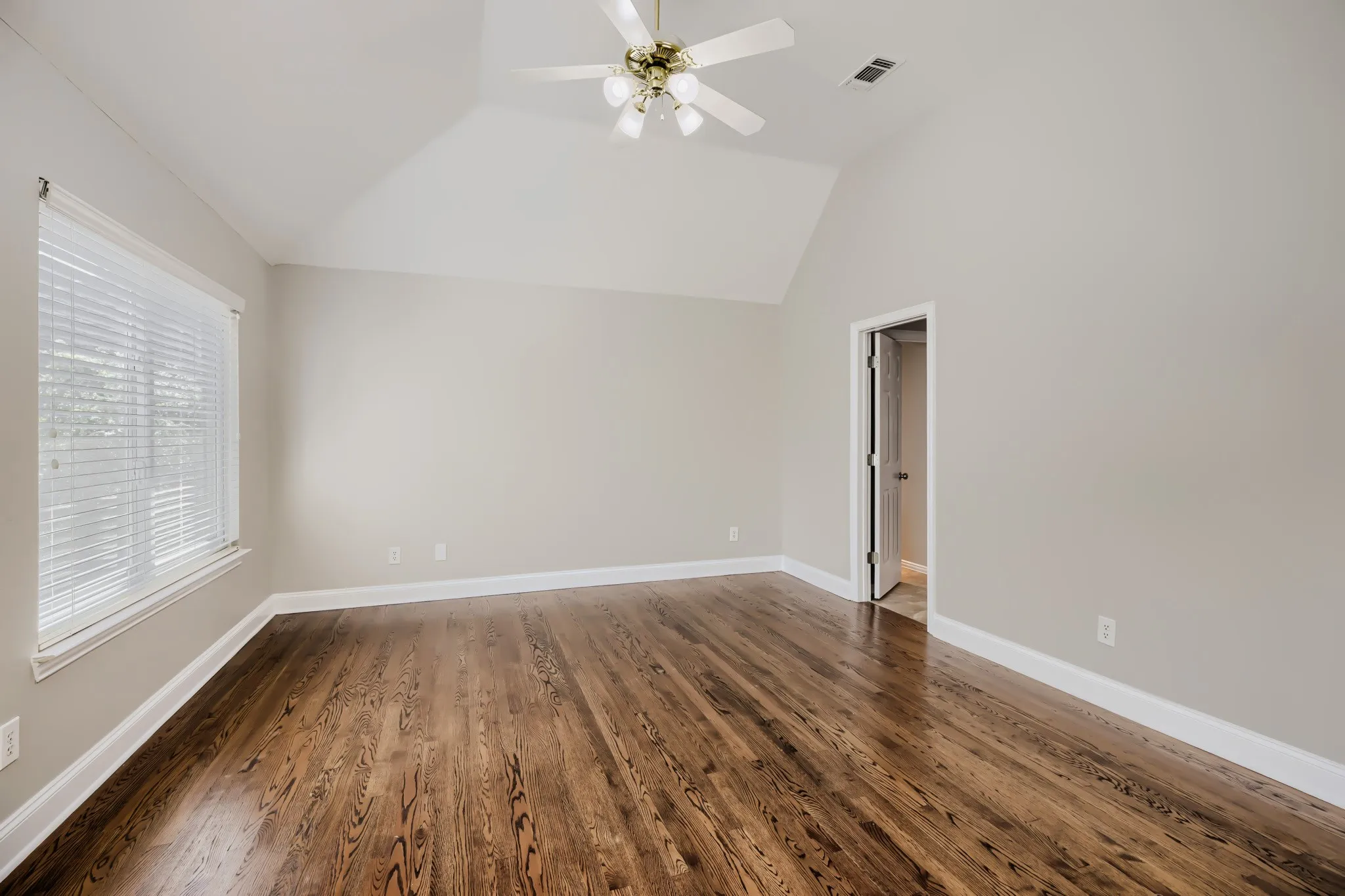 Single Family Residence For Sale in Dallas County , 14589 Blueberry Court, Addison, Texas 75001, 3 Bedroom, 3 Bathroom, 2 Garage spaces, 1,905 Sqft, built in 1994, mls#21142864, Real Estate Agent in Addison, Homes For Sale in Dallas county, Homes For Sale in Addison, Realtor in Addison Texas, Real Estate Brokerage Independent Realty Texas, Luminita Cordes Realtor