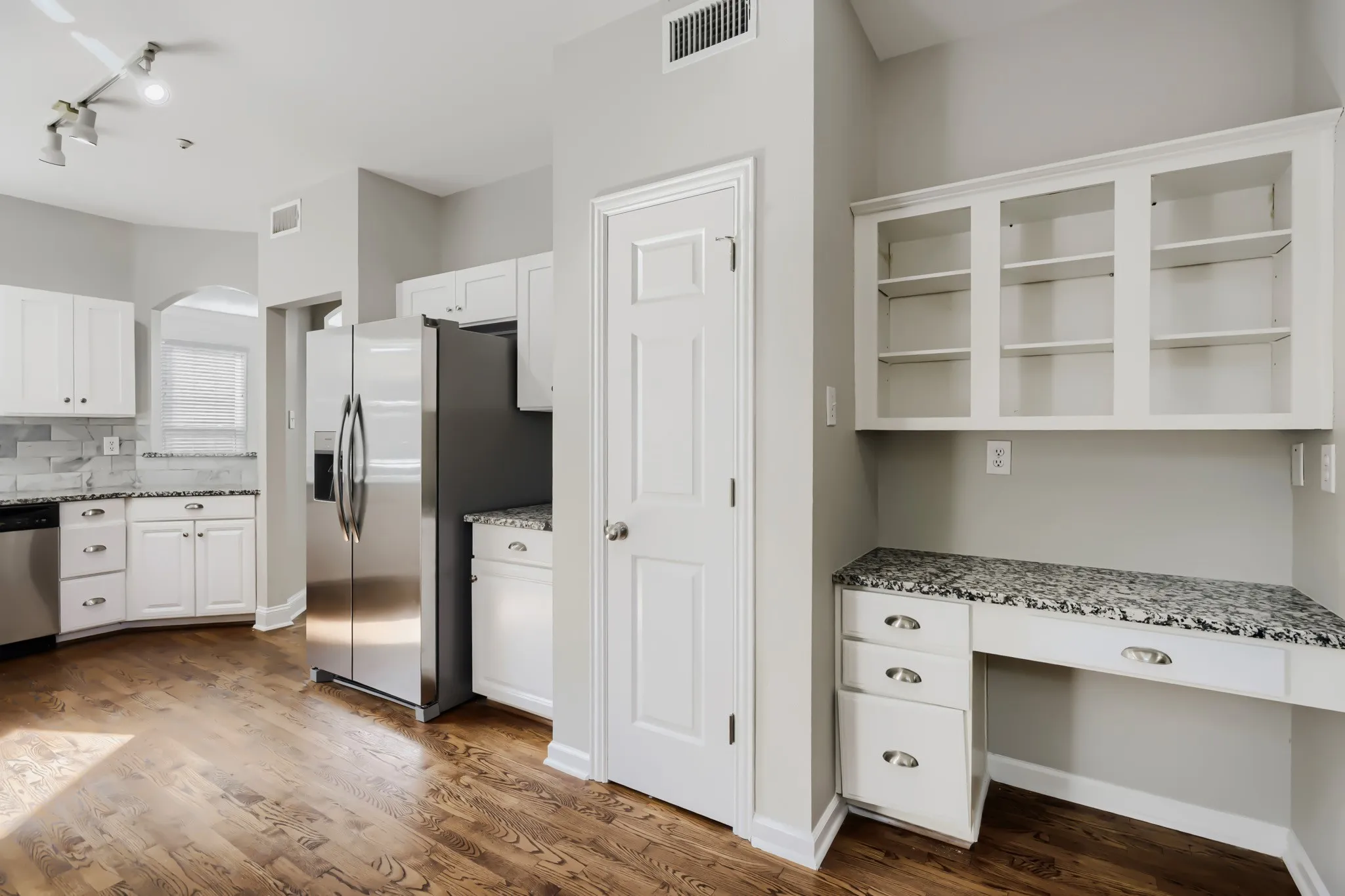 Single Family Residence For Sale in Dallas County , 14589 Blueberry Court, Addison, Texas 75001, 3 Bedroom, 3 Bathroom, 2 Garage spaces, 1,905 Sqft, built in 1994, mls#21142864, Real Estate Agent in Addison, Homes For Sale in Dallas county, Homes For Sale in Addison, Realtor in Addison Texas, Real Estate Brokerage Independent Realty Texas, Luminita Cordes Realtor