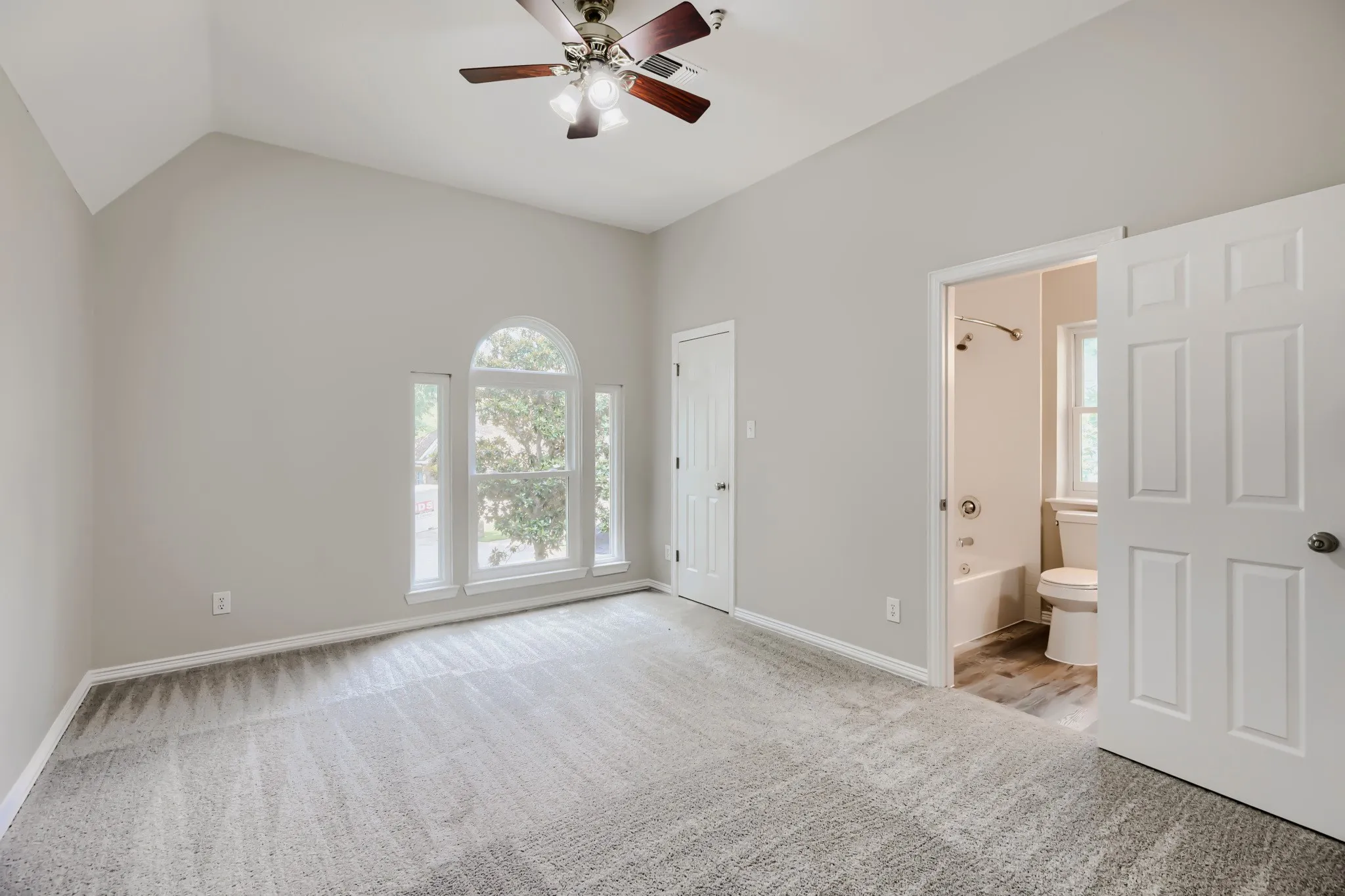 Single Family Residence For Sale in Dallas County , 14589 Blueberry Court, Addison, Texas 75001, 3 Bedroom, 3 Bathroom, 2 Garage spaces, 1,905 Sqft, built in 1994, mls#21142864, Real Estate Agent in Addison, Homes For Sale in Dallas county, Homes For Sale in Addison, Realtor in Addison Texas, Real Estate Brokerage Independent Realty Texas, Luminita Cordes Realtor