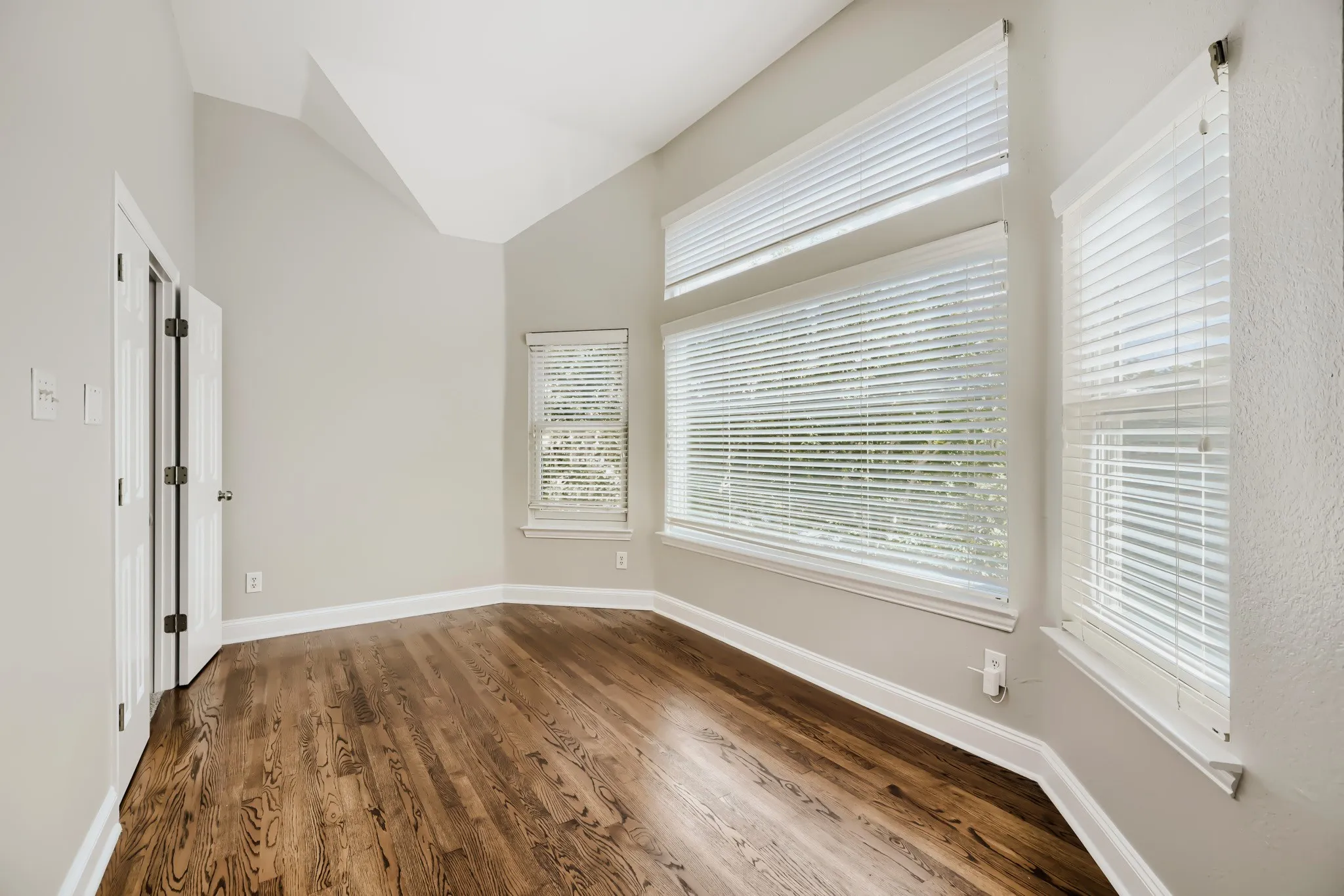 Single Family Residence For Sale in Dallas County , 14589 Blueberry Court, Addison, Texas 75001, 3 Bedroom, 3 Bathroom, 2 Garage spaces, 1,905 Sqft, built in 1994, mls#21142864, Real Estate Agent in Addison, Homes For Sale in Dallas county, Homes For Sale in Addison, Realtor in Addison Texas, Real Estate Brokerage Independent Realty Texas, Luminita Cordes Realtor