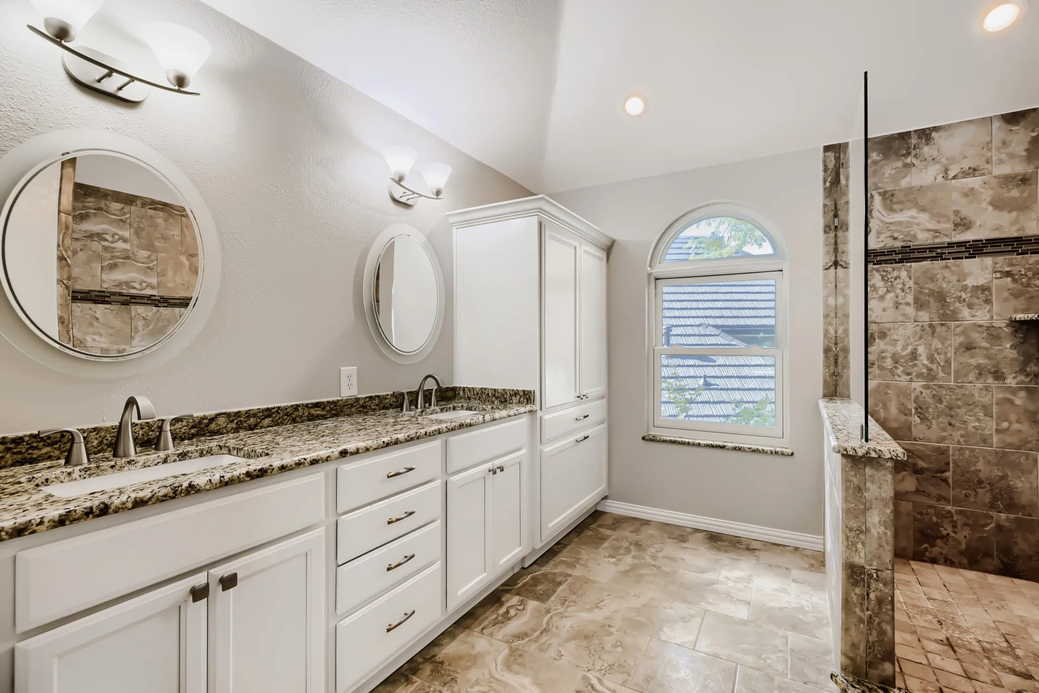 Single Family Residence For Sale in Dallas County , 14589 Blueberry Court, Addison, Texas 75001, 3 Bedroom, 3 Bathroom, 2 Garage spaces, 1,905 Sqft, built in 1994, mls#21142864, Real Estate Agent in Addison, Homes For Sale in Dallas county, Homes For Sale in Addison, Realtor in Addison Texas, Real Estate Brokerage Independent Realty Texas, Luminita Cordes Realtor