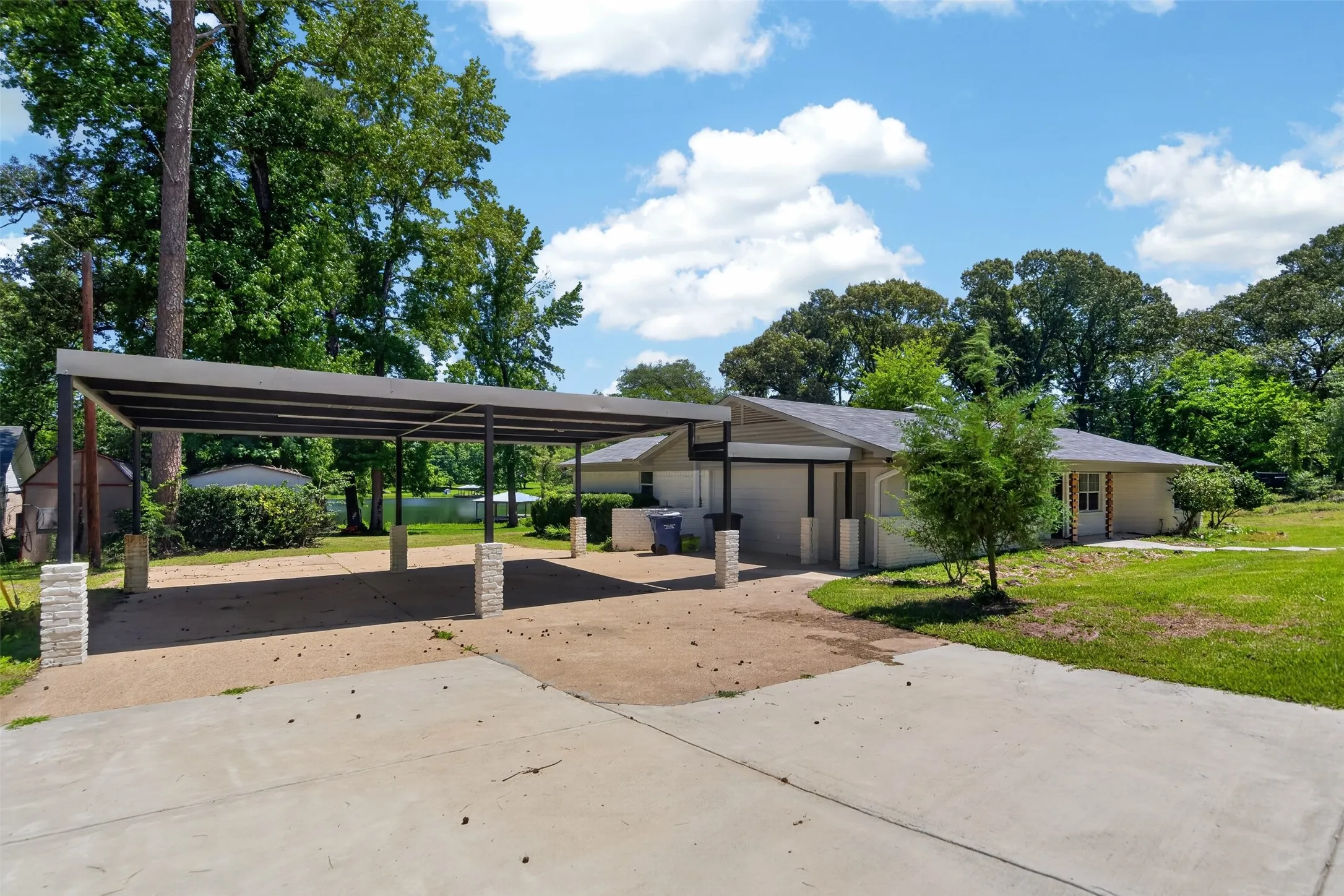 Single Family Residence For Sale in Smith County , 13426 County Road 468, Tyler, Texas 75704, 3 Bedroom, 3 Bathroom, Garage spaces, 2,800 Sqft, built in 1962, mls#21309820, Real Estate Agent in Tyler, Homes For Sale in Smith county, Homes For Sale in Tyler, Realtor in Tyler Texas, Real Estate Brokerage Independent Realty Texas, Luminita Cordes Realtor