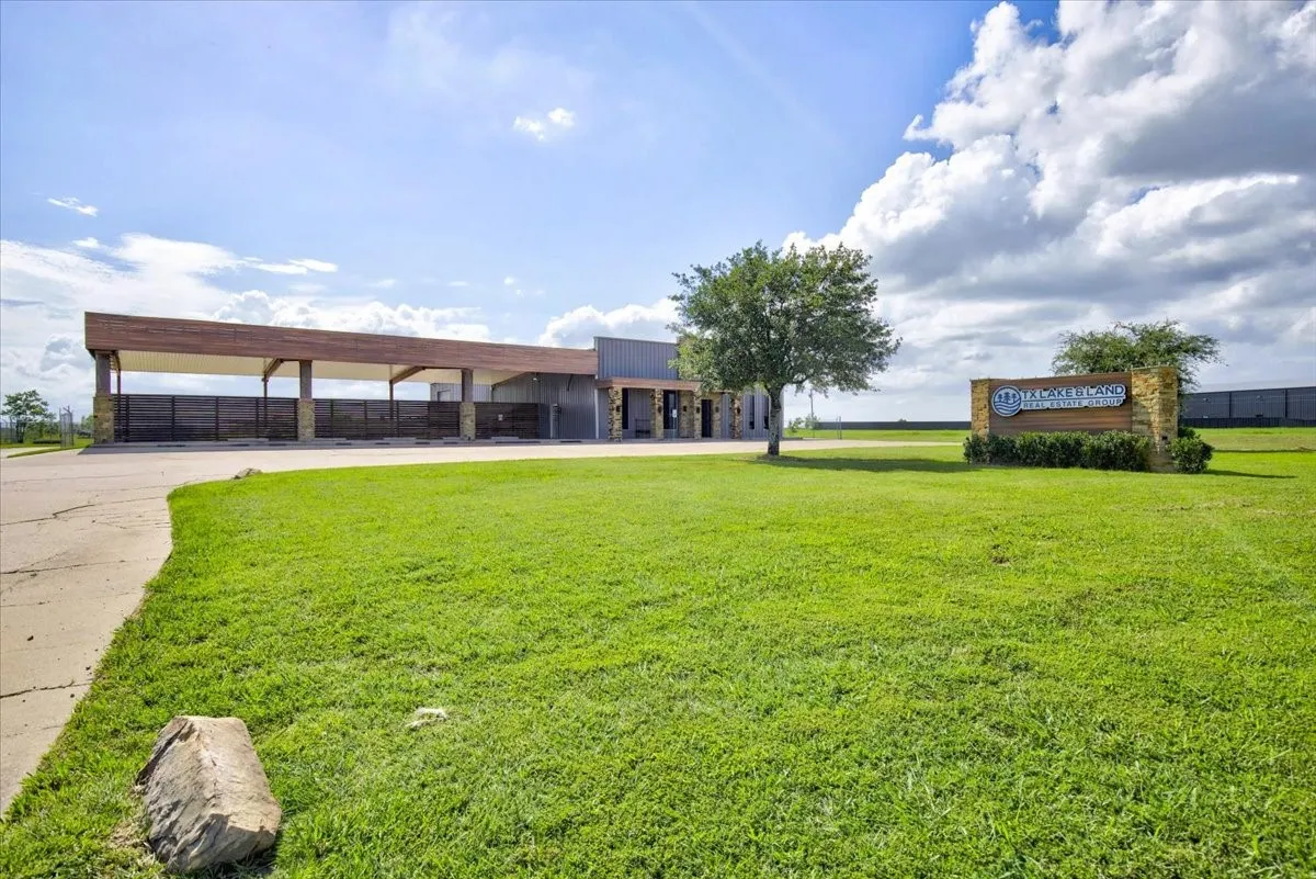 Retail For Sale in Henderson County , 1920 S 3rd Street, Mabank, Texas 75147, 0, 0, Garage spaces, 0 Sqft, built in 1999, mls#21309451, Real Estate Agent in Mabank, Homes For Sale in Henderson county, Homes For Sale in Mabank, Realtor in Mabank Texas, Real Estate Brokerage Independent Realty Texas, Luminita Cordes Realtor