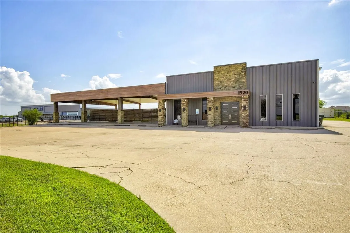 Retail For Sale in Henderson County , 1920 S 3rd Street, Mabank, Texas 75147, 0, 0, Garage spaces, 0 Sqft, built in 1999, mls#21309451, Real Estate Agent in Mabank, Homes For Sale in Henderson county, Homes For Sale in Mabank, Realtor in Mabank Texas, Real Estate Brokerage Independent Realty Texas, Luminita Cordes Realtor