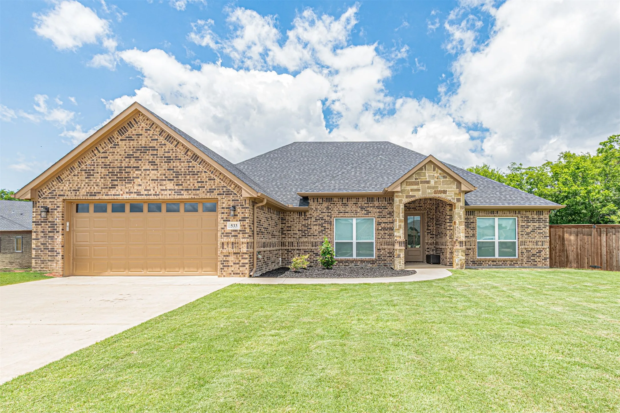 Single Family Residence For Sale in Kaufman County , 533 Limestone Circle, Mabank, Texas 75147, 4 Bedroom, 3 Bathroom, 2 Garage spaces, 2,150 Sqft, built in 2023, mls#21308738, Real Estate Agent in Mabank, Homes For Sale in Kaufman county, Homes For Sale in Mabank, Realtor in Mabank Texas, Real Estate Brokerage Independent Realty Texas, Luminita Cordes Realtor