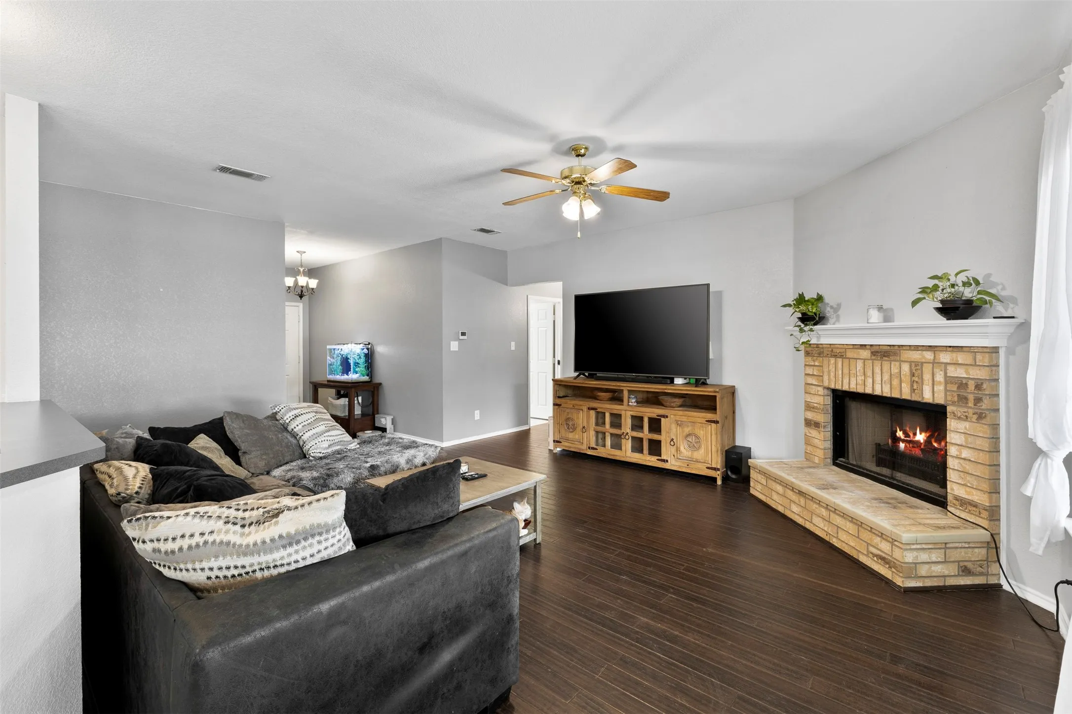 Single Family Residence For Sale in Tarrant County , 804 Tyler Court, Burleson, Texas 76028, 3 Bedroom, 2 Bathroom, 2 Garage spaces, 1,708 Sqft, built in 2003, mls#21309839, Real Estate Agent in Burleson, Homes For Sale in Tarrant county, Homes For Sale in Burleson, Realtor in Burleson Texas, Real Estate Brokerage Independent Realty Texas, Luminita Cordes Realtor