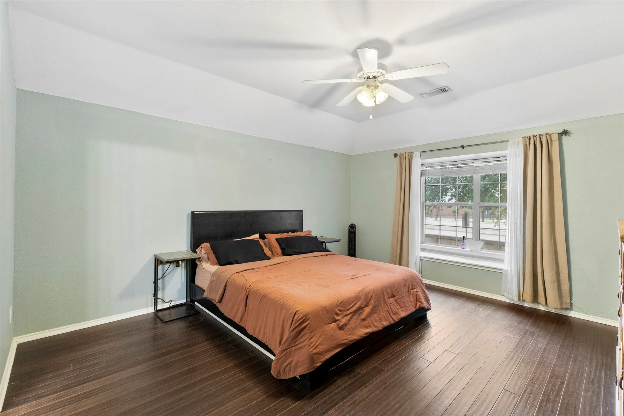 Single Family Residence For Sale in Tarrant County , 804 Tyler Court, Burleson, Texas 76028, 3 Bedroom, 2 Bathroom, 2 Garage spaces, 1,708 Sqft, built in 2003, mls#21309839, Real Estate Agent in Burleson, Homes For Sale in Tarrant county, Homes For Sale in Burleson, Realtor in Burleson Texas, Real Estate Brokerage Independent Realty Texas, Luminita Cordes Realtor