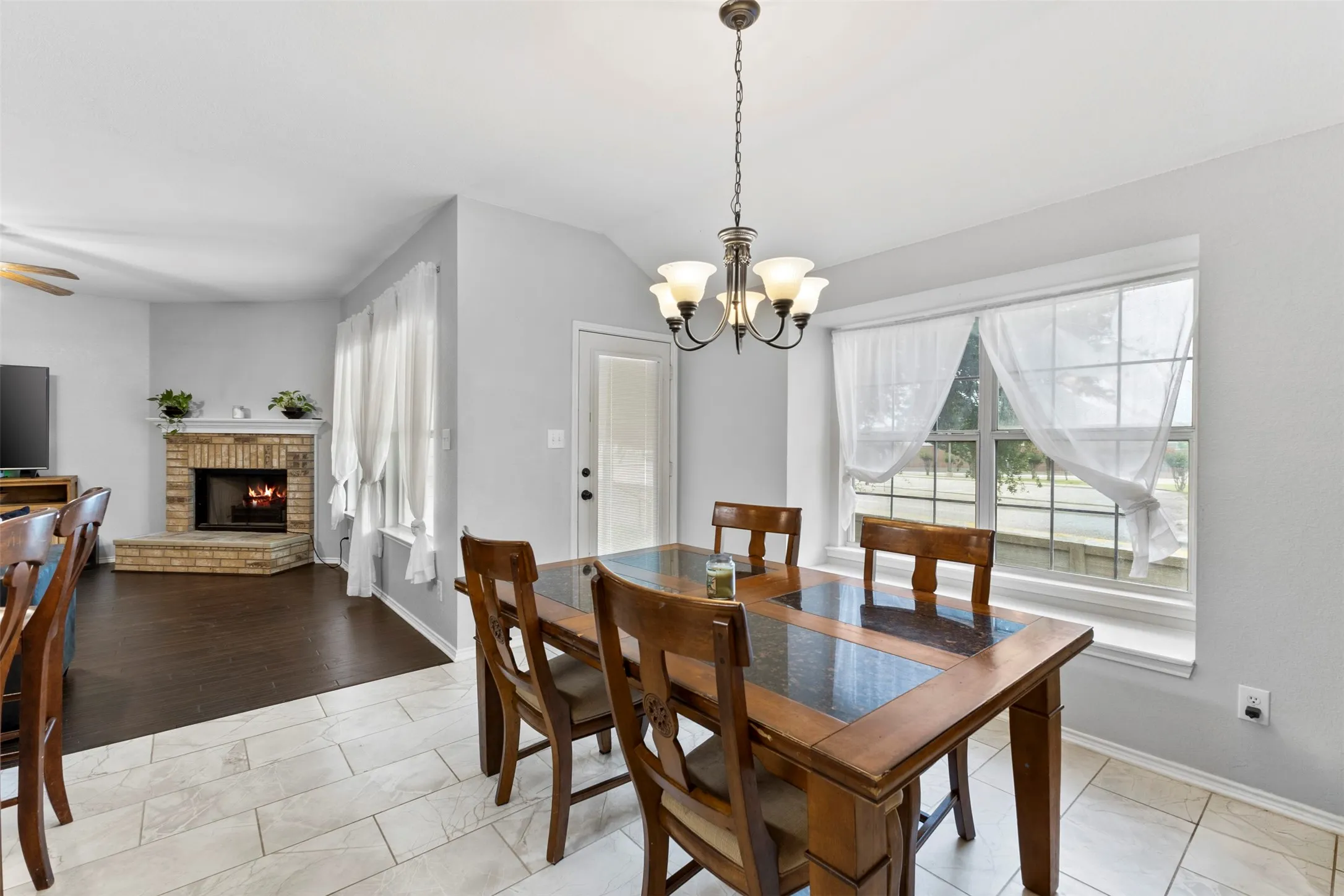 Single Family Residence For Sale in Tarrant County , 804 Tyler Court, Burleson, Texas 76028, 3 Bedroom, 2 Bathroom, 2 Garage spaces, 1,708 Sqft, built in 2003, mls#21309839, Real Estate Agent in Burleson, Homes For Sale in Tarrant county, Homes For Sale in Burleson, Realtor in Burleson Texas, Real Estate Brokerage Independent Realty Texas, Luminita Cordes Realtor