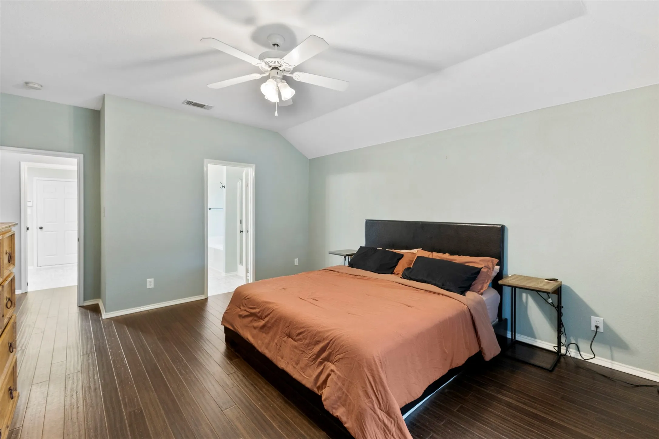 Single Family Residence For Sale in Tarrant County , 804 Tyler Court, Burleson, Texas 76028, 3 Bedroom, 2 Bathroom, 2 Garage spaces, 1,708 Sqft, built in 2003, mls#21309839, Real Estate Agent in Burleson, Homes For Sale in Tarrant county, Homes For Sale in Burleson, Realtor in Burleson Texas, Real Estate Brokerage Independent Realty Texas, Luminita Cordes Realtor