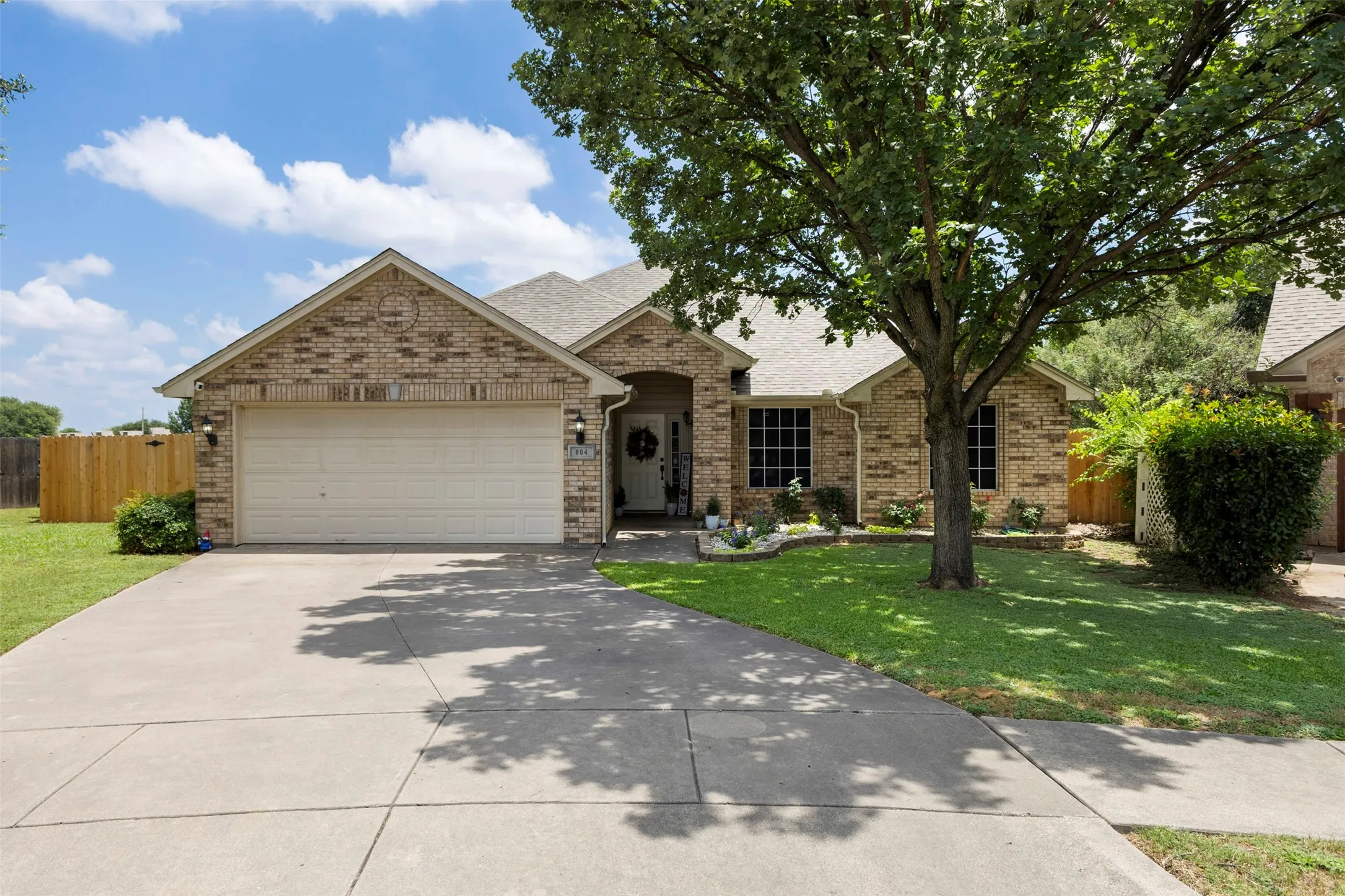 Single Family Residence For Sale in Tarrant County , 804 Tyler Court, Burleson, Texas 76028, 3 Bedroom, 2 Bathroom, 2 Garage spaces, 1,708 Sqft, built in 2003, mls#21309839, Real Estate Agent in Burleson, Homes For Sale in Tarrant county, Homes For Sale in Burleson, Realtor in Burleson Texas, Real Estate Brokerage Independent Realty Texas, Luminita Cordes Realtor