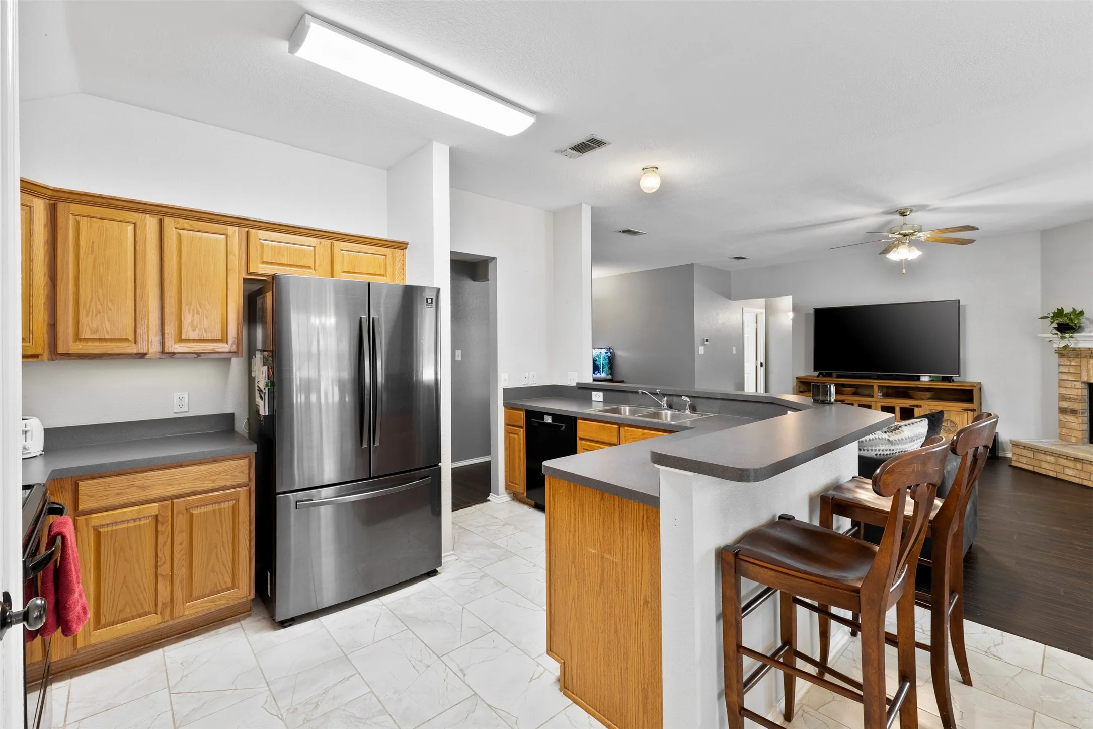 Single Family Residence For Sale in Tarrant County , 804 Tyler Court, Burleson, Texas 76028, 3 Bedroom, 2 Bathroom, 2 Garage spaces, 1,708 Sqft, built in 2003, mls#21309839, Real Estate Agent in Burleson, Homes For Sale in Tarrant county, Homes For Sale in Burleson, Realtor in Burleson Texas, Real Estate Brokerage Independent Realty Texas, Luminita Cordes Realtor