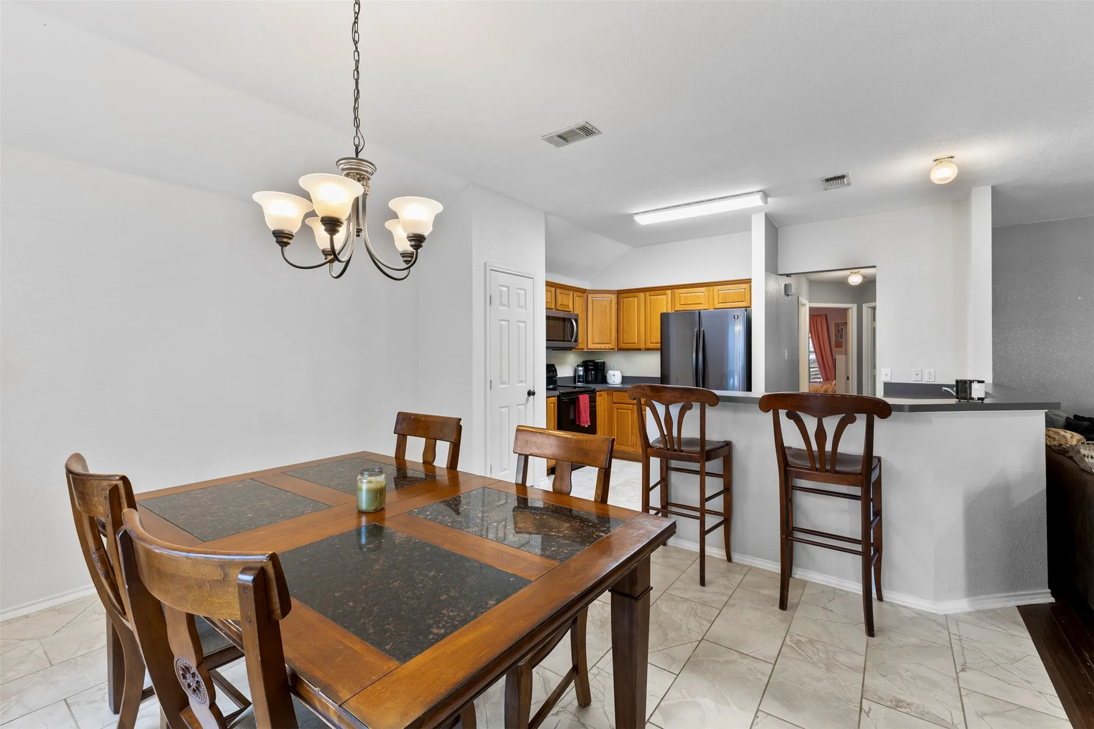 Single Family Residence For Sale in Tarrant County , 804 Tyler Court, Burleson, Texas 76028, 3 Bedroom, 2 Bathroom, 2 Garage spaces, 1,708 Sqft, built in 2003, mls#21309839, Real Estate Agent in Burleson, Homes For Sale in Tarrant county, Homes For Sale in Burleson, Realtor in Burleson Texas, Real Estate Brokerage Independent Realty Texas, Luminita Cordes Realtor