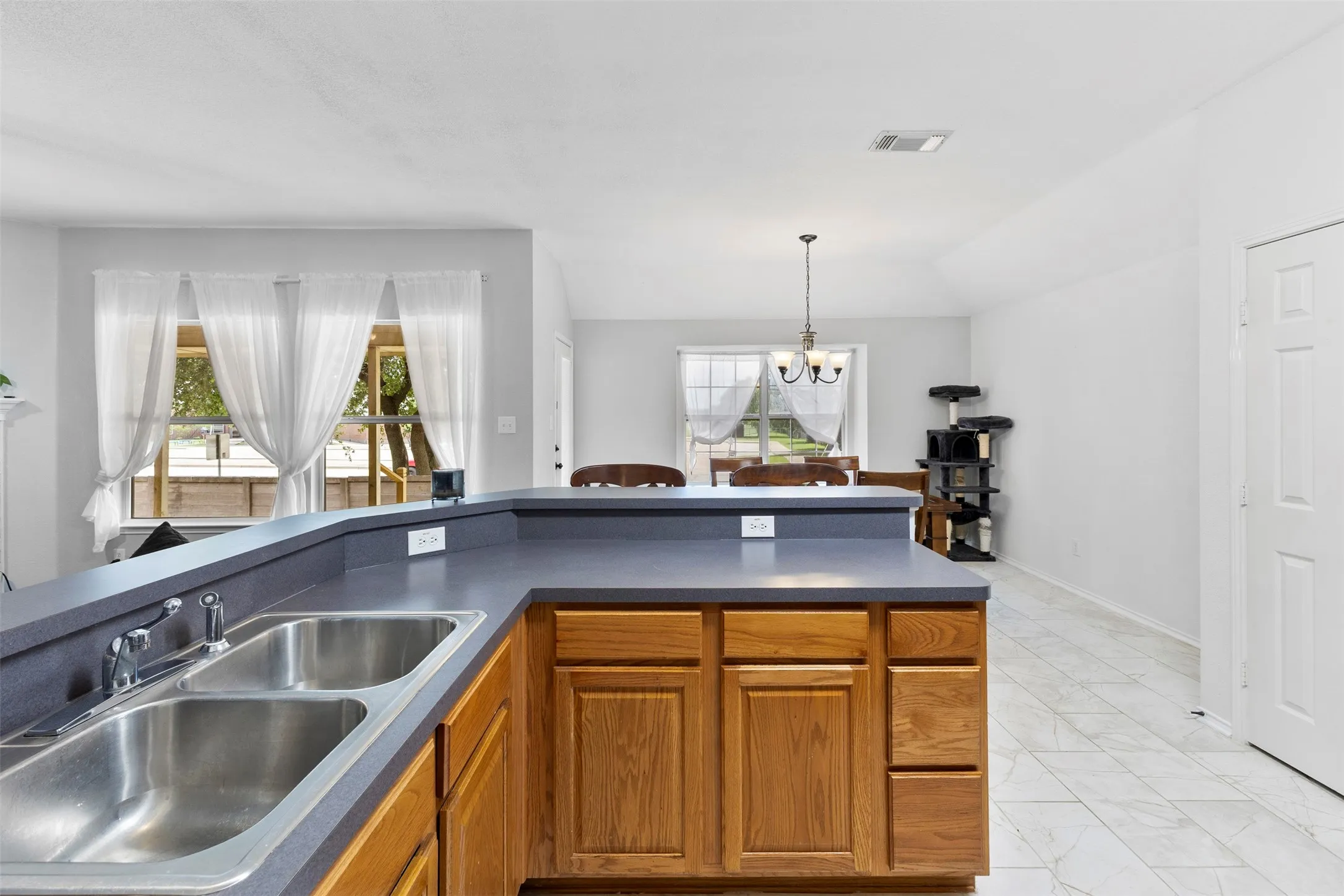 Single Family Residence For Sale in Tarrant County , 804 Tyler Court, Burleson, Texas 76028, 3 Bedroom, 2 Bathroom, 2 Garage spaces, 1,708 Sqft, built in 2003, mls#21309839, Real Estate Agent in Burleson, Homes For Sale in Tarrant county, Homes For Sale in Burleson, Realtor in Burleson Texas, Real Estate Brokerage Independent Realty Texas, Luminita Cordes Realtor