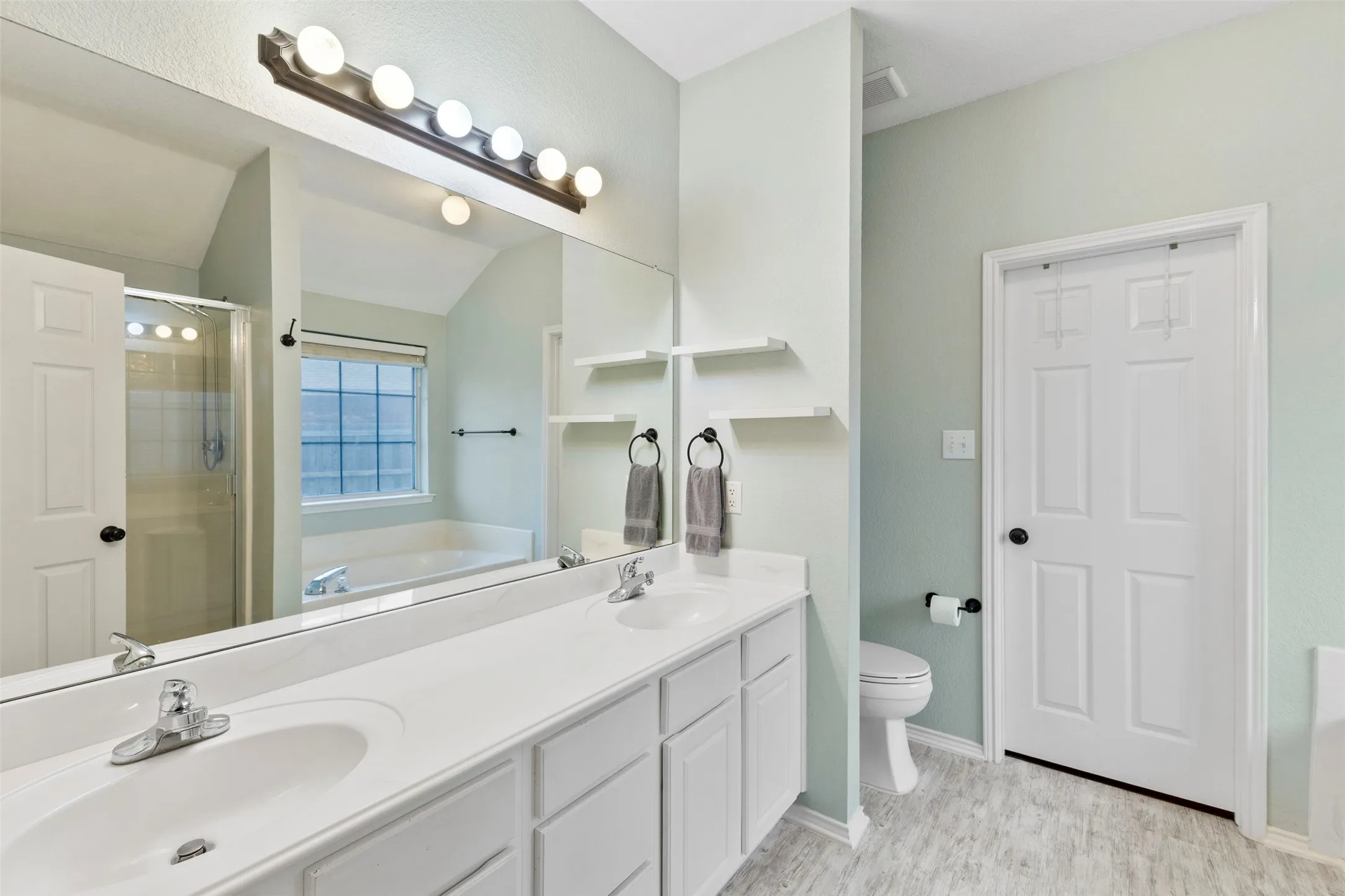 Single Family Residence For Sale in Tarrant County , 804 Tyler Court, Burleson, Texas 76028, 3 Bedroom, 2 Bathroom, 2 Garage spaces, 1,708 Sqft, built in 2003, mls#21309839, Real Estate Agent in Burleson, Homes For Sale in Tarrant county, Homes For Sale in Burleson, Realtor in Burleson Texas, Real Estate Brokerage Independent Realty Texas, Luminita Cordes Realtor