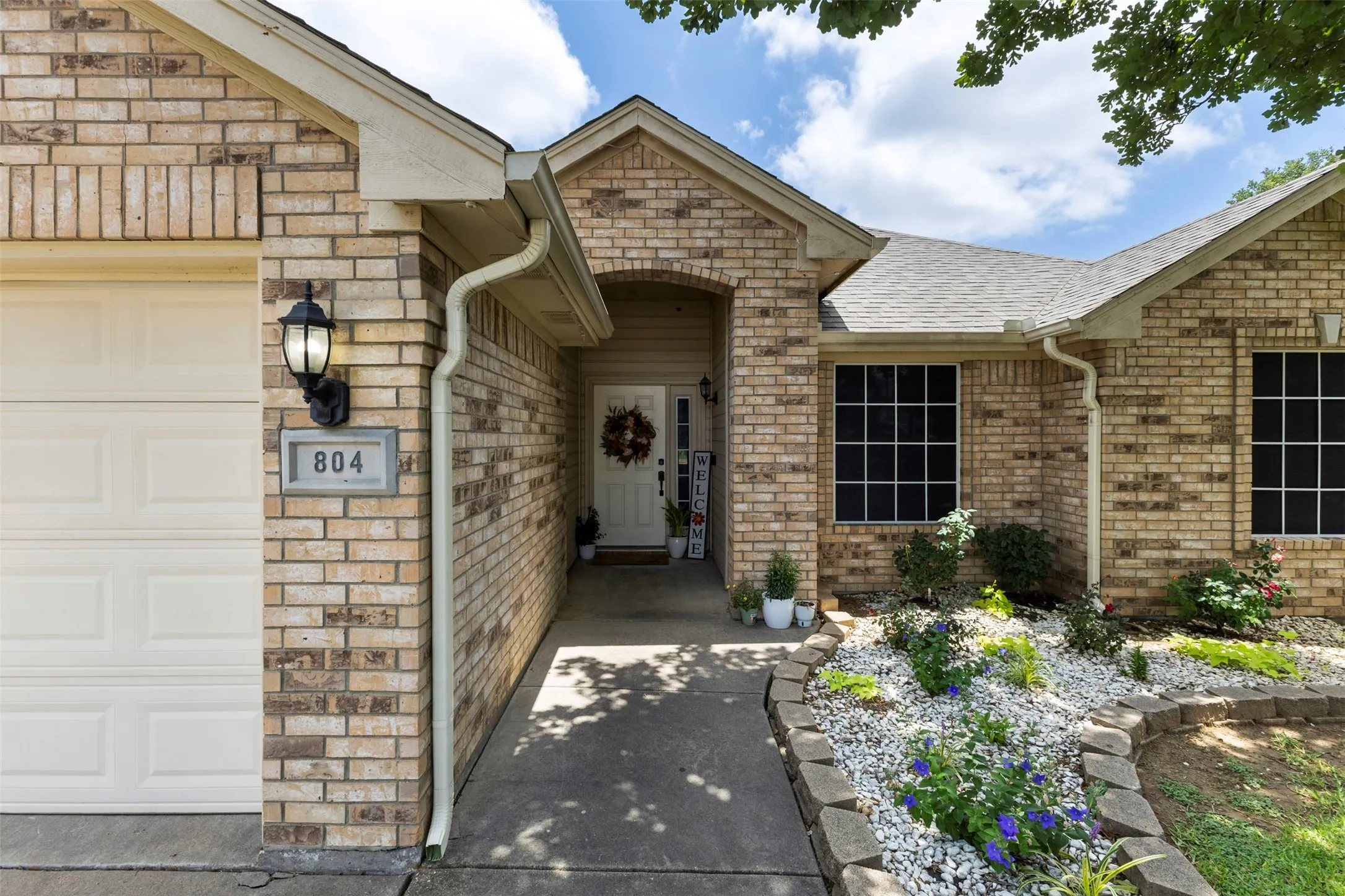 Single Family Residence For Sale in Tarrant County , 804 Tyler Court, Burleson, Texas 76028, 3 Bedroom, 2 Bathroom, 2 Garage spaces, 1,708 Sqft, built in 2003, mls#21309839, Real Estate Agent in Burleson, Homes For Sale in Tarrant county, Homes For Sale in Burleson, Realtor in Burleson Texas, Real Estate Brokerage Independent Realty Texas, Luminita Cordes Realtor