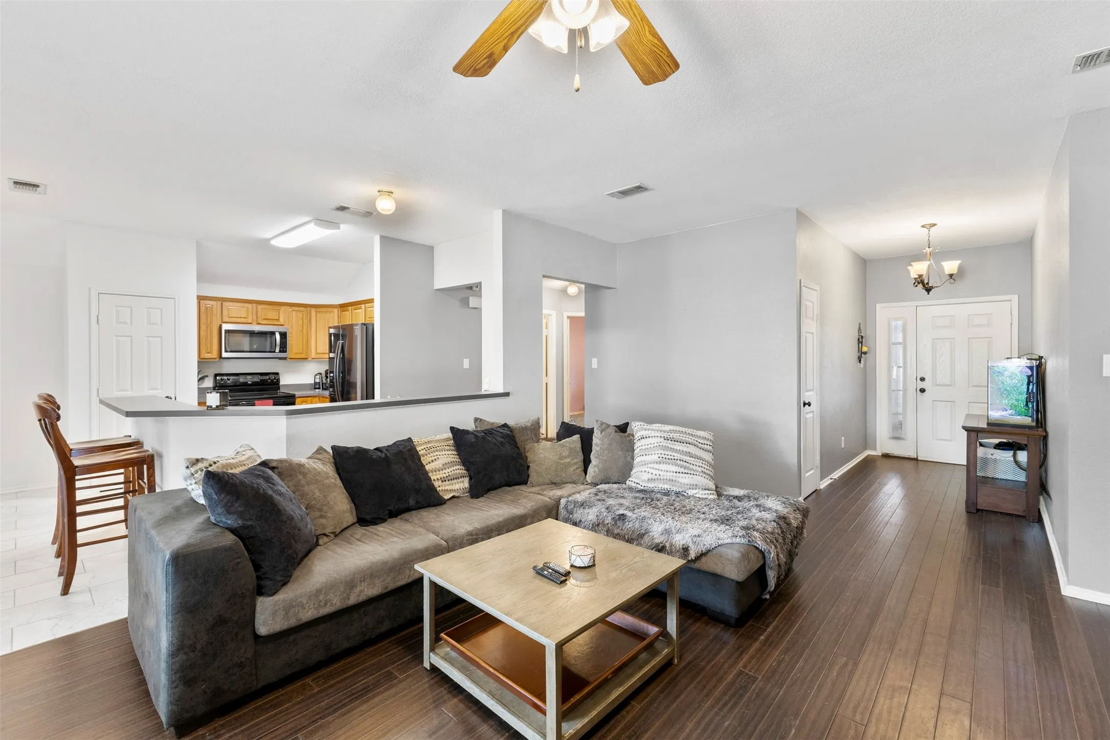 Single Family Residence For Sale in Tarrant County , 804 Tyler Court, Burleson, Texas 76028, 3 Bedroom, 2 Bathroom, 2 Garage spaces, 1,708 Sqft, built in 2003, mls#21309839, Real Estate Agent in Burleson, Homes For Sale in Tarrant county, Homes For Sale in Burleson, Realtor in Burleson Texas, Real Estate Brokerage Independent Realty Texas, Luminita Cordes Realtor