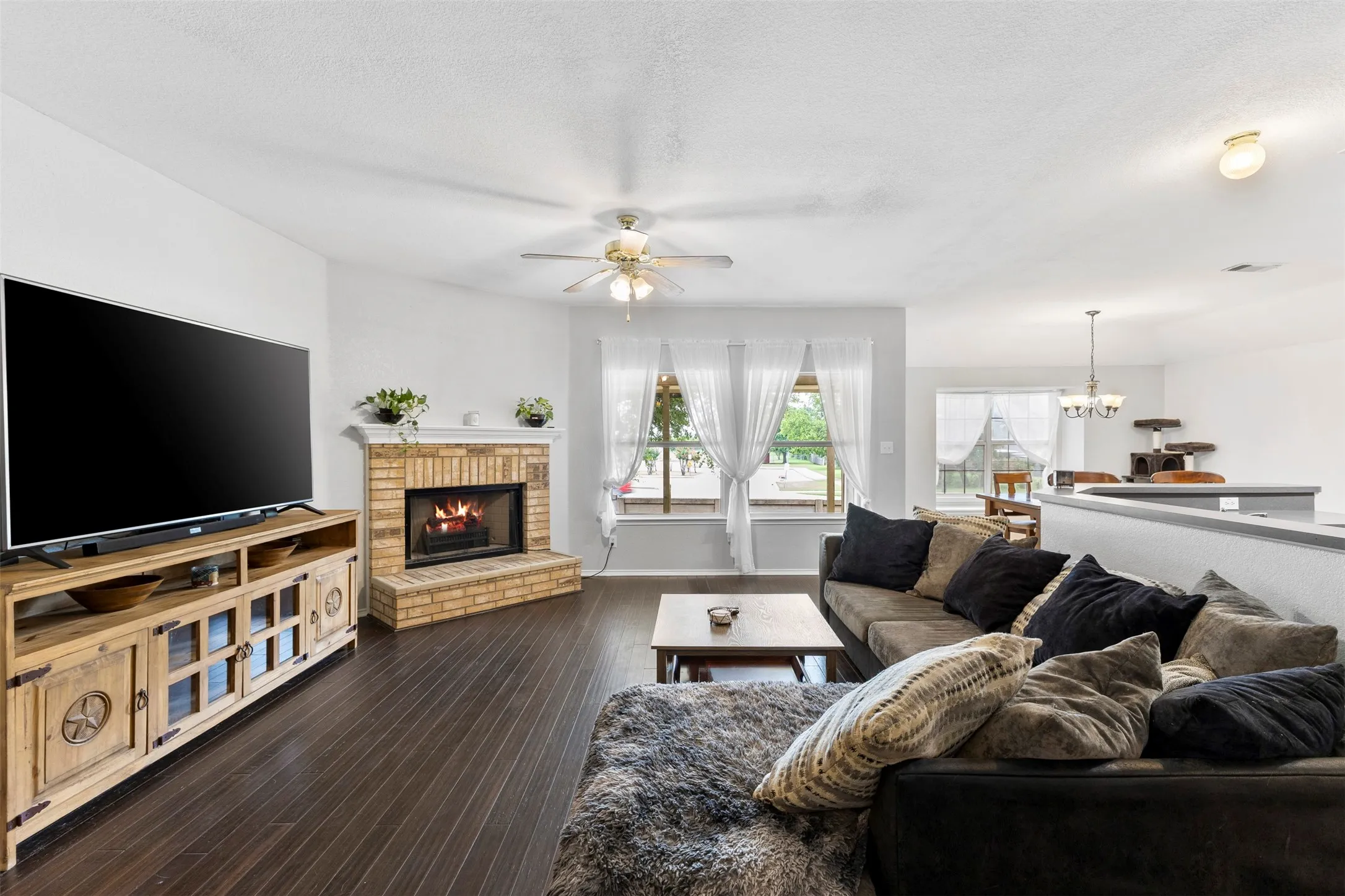 Single Family Residence For Sale in Tarrant County , 804 Tyler Court, Burleson, Texas 76028, 3 Bedroom, 2 Bathroom, 2 Garage spaces, 1,708 Sqft, built in 2003, mls#21309839, Real Estate Agent in Burleson, Homes For Sale in Tarrant county, Homes For Sale in Burleson, Realtor in Burleson Texas, Real Estate Brokerage Independent Realty Texas, Luminita Cordes Realtor