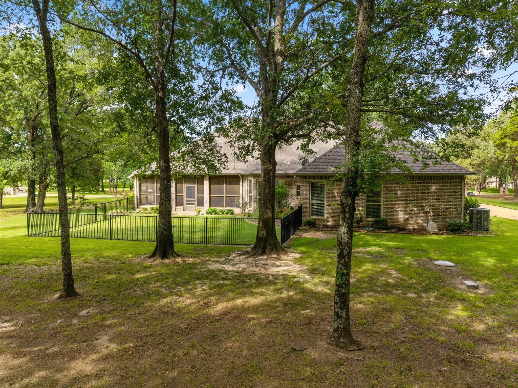 Single Family Residence For Sale in Wood County , 141 Private Road 5944, Yantis, Texas 75497, 3 Bedroom, 3 Bathroom, 3 Garage spaces, 2,426 Sqft, built in 2005, mls#21309848, Real Estate Agent in Yantis, Homes For Sale in Wood county, Homes For Sale in Yantis, Realtor in Yantis Texas, Real Estate Brokerage Independent Realty Texas, Luminita Cordes Realtor