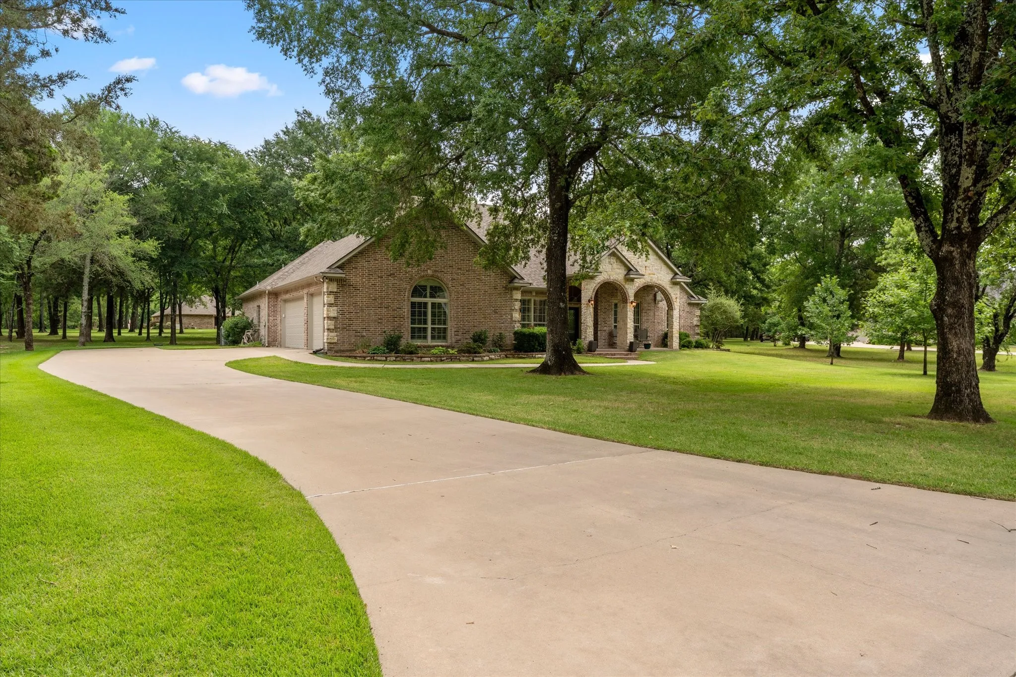 Single Family Residence For Sale in Wood County , 141 Private Road 5944, Yantis, Texas 75497, 3 Bedroom, 3 Bathroom, 3 Garage spaces, 2,426 Sqft, built in 2005, mls#21309848, Real Estate Agent in Yantis, Homes For Sale in Wood county, Homes For Sale in Yantis, Realtor in Yantis Texas, Real Estate Brokerage Independent Realty Texas, Luminita Cordes Realtor