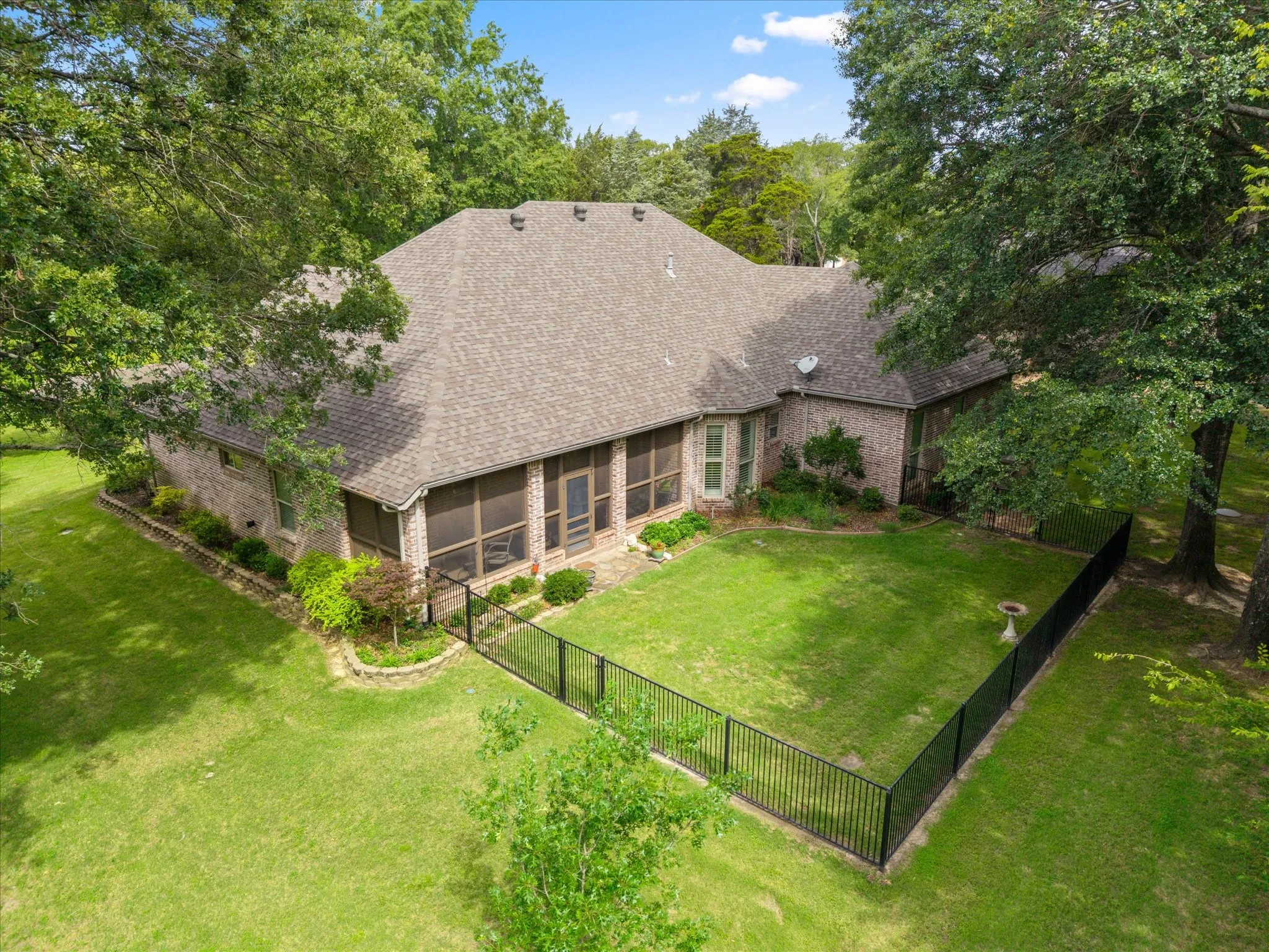 Single Family Residence For Sale in Wood County , 141 Private Road 5944, Yantis, Texas 75497, 3 Bedroom, 3 Bathroom, 3 Garage spaces, 2,426 Sqft, built in 2005, mls#21309848, Real Estate Agent in Yantis, Homes For Sale in Wood county, Homes For Sale in Yantis, Realtor in Yantis Texas, Real Estate Brokerage Independent Realty Texas, Luminita Cordes Realtor