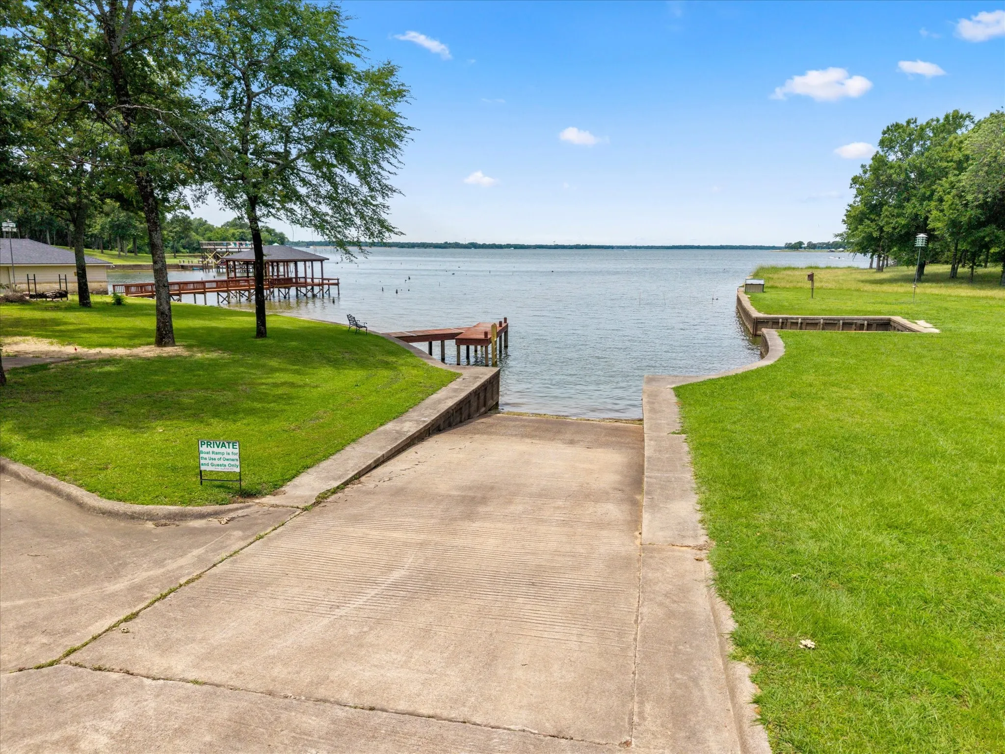 Single Family Residence For Sale in Wood County , 141 Private Road 5944, Yantis, Texas 75497, 3 Bedroom, 3 Bathroom, 3 Garage spaces, 2,426 Sqft, built in 2005, mls#21309848, Real Estate Agent in Yantis, Homes For Sale in Wood county, Homes For Sale in Yantis, Realtor in Yantis Texas, Real Estate Brokerage Independent Realty Texas, Luminita Cordes Realtor