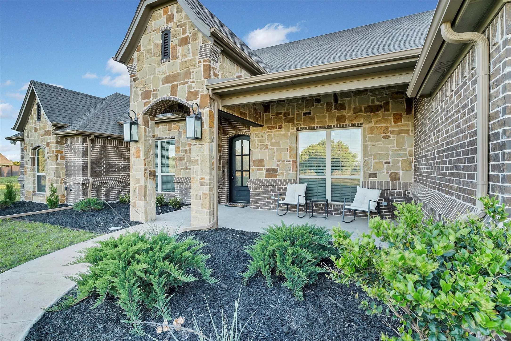 Single Family Residence For Sale in Hood County , 701 Milton Court, Granbury, Texas 76048, 5 Bedroom, 3 Bathroom, 3 Garage spaces, 2,982 Sqft, built in 2019, mls#21309623, Real Estate Agent in Granbury, Homes For Sale in Hood county, Homes For Sale in Granbury, Realtor in Granbury Texas, Real Estate Brokerage Independent Realty Texas, Luminita Cordes Realtor