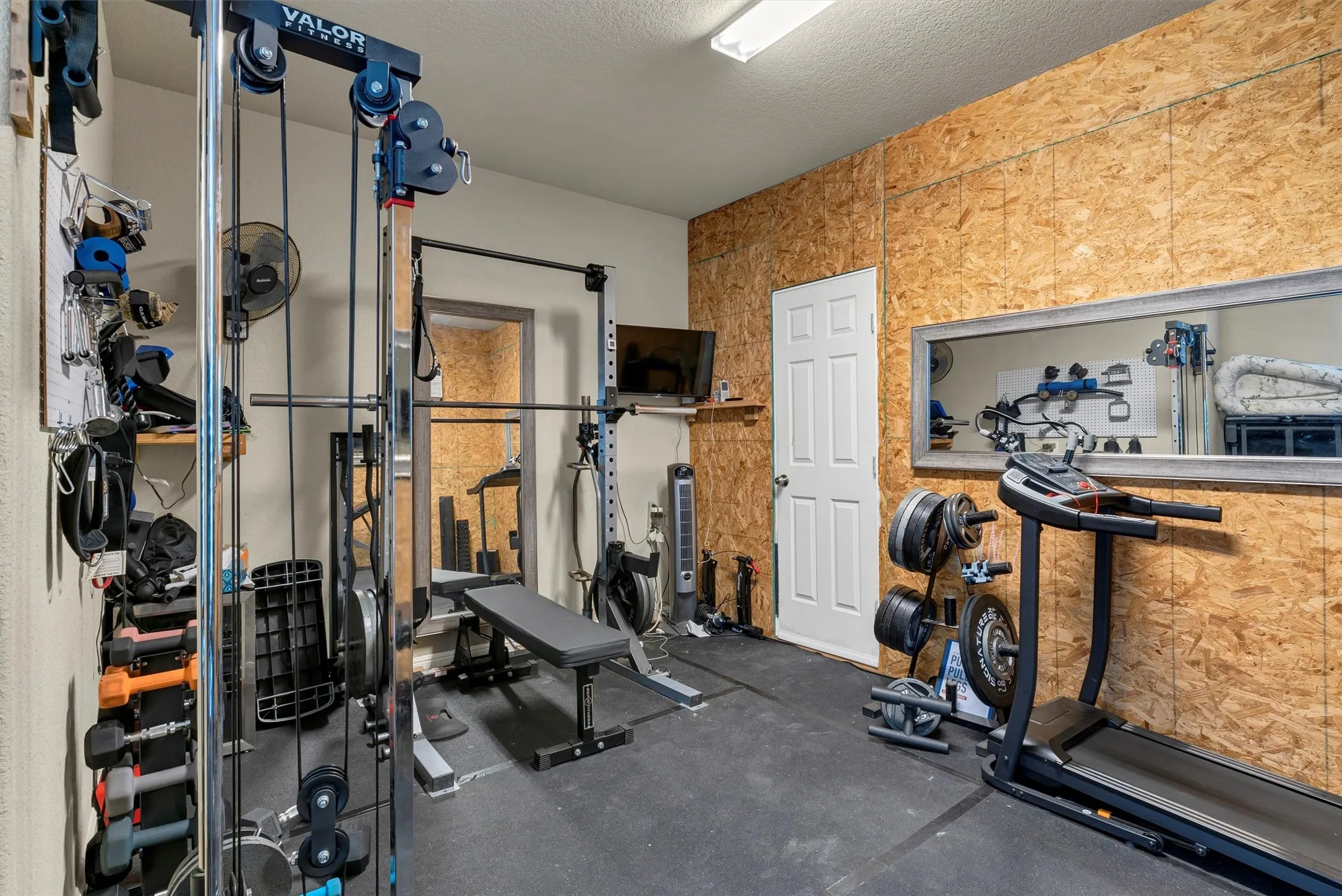 Single Family Residence For Sale in Hood County , 701 Milton Court, Granbury, Texas 76048, 5 Bedroom, 3 Bathroom, 3 Garage spaces, 2,982 Sqft, built in 2019, mls#21309623, Real Estate Agent in Granbury, Homes For Sale in Hood county, Homes For Sale in Granbury, Realtor in Granbury Texas, Real Estate Brokerage Independent Realty Texas, Luminita Cordes Realtor