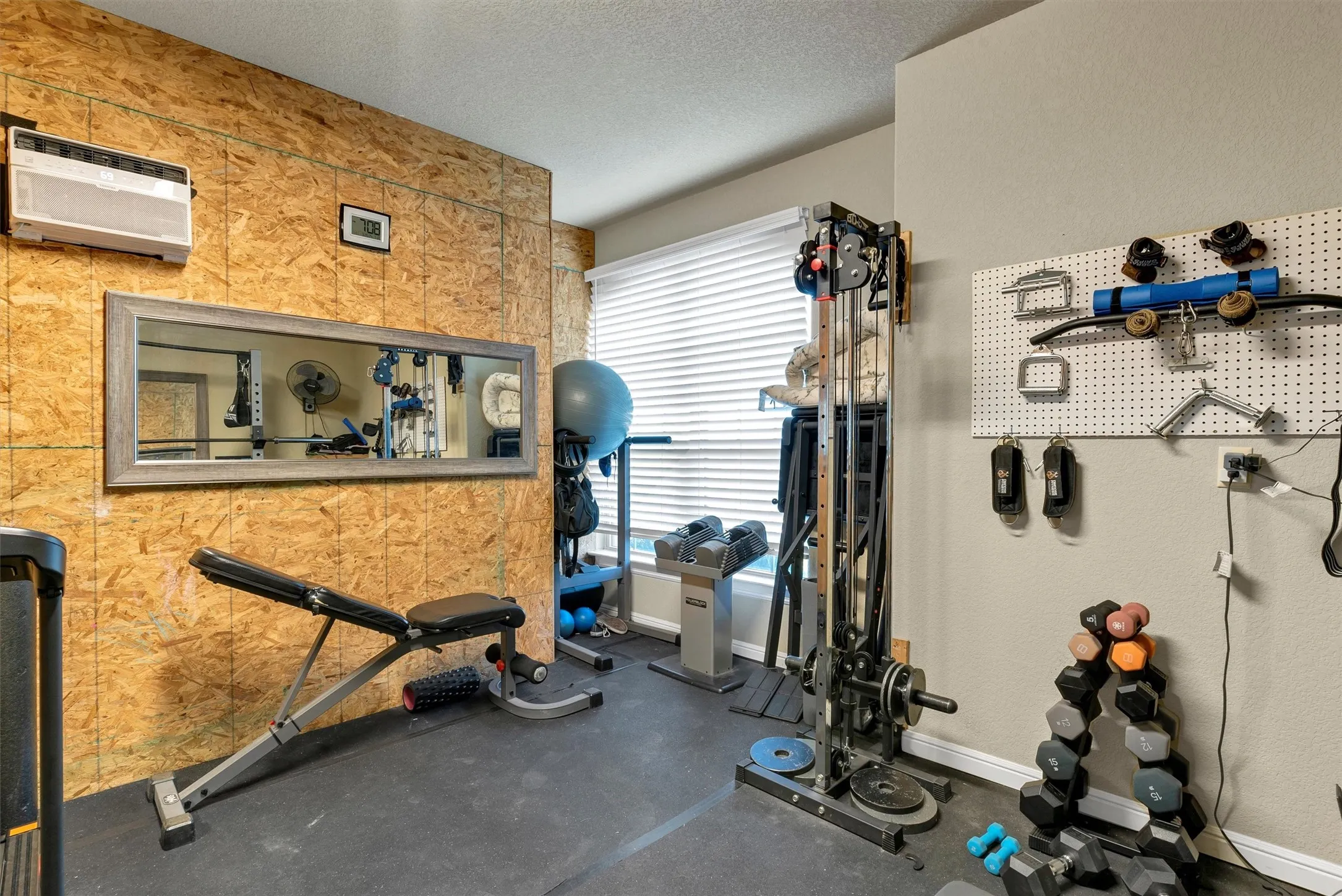 Single Family Residence For Sale in Hood County , 701 Milton Court, Granbury, Texas 76048, 5 Bedroom, 3 Bathroom, 3 Garage spaces, 2,982 Sqft, built in 2019, mls#21309623, Real Estate Agent in Granbury, Homes For Sale in Hood county, Homes For Sale in Granbury, Realtor in Granbury Texas, Real Estate Brokerage Independent Realty Texas, Luminita Cordes Realtor