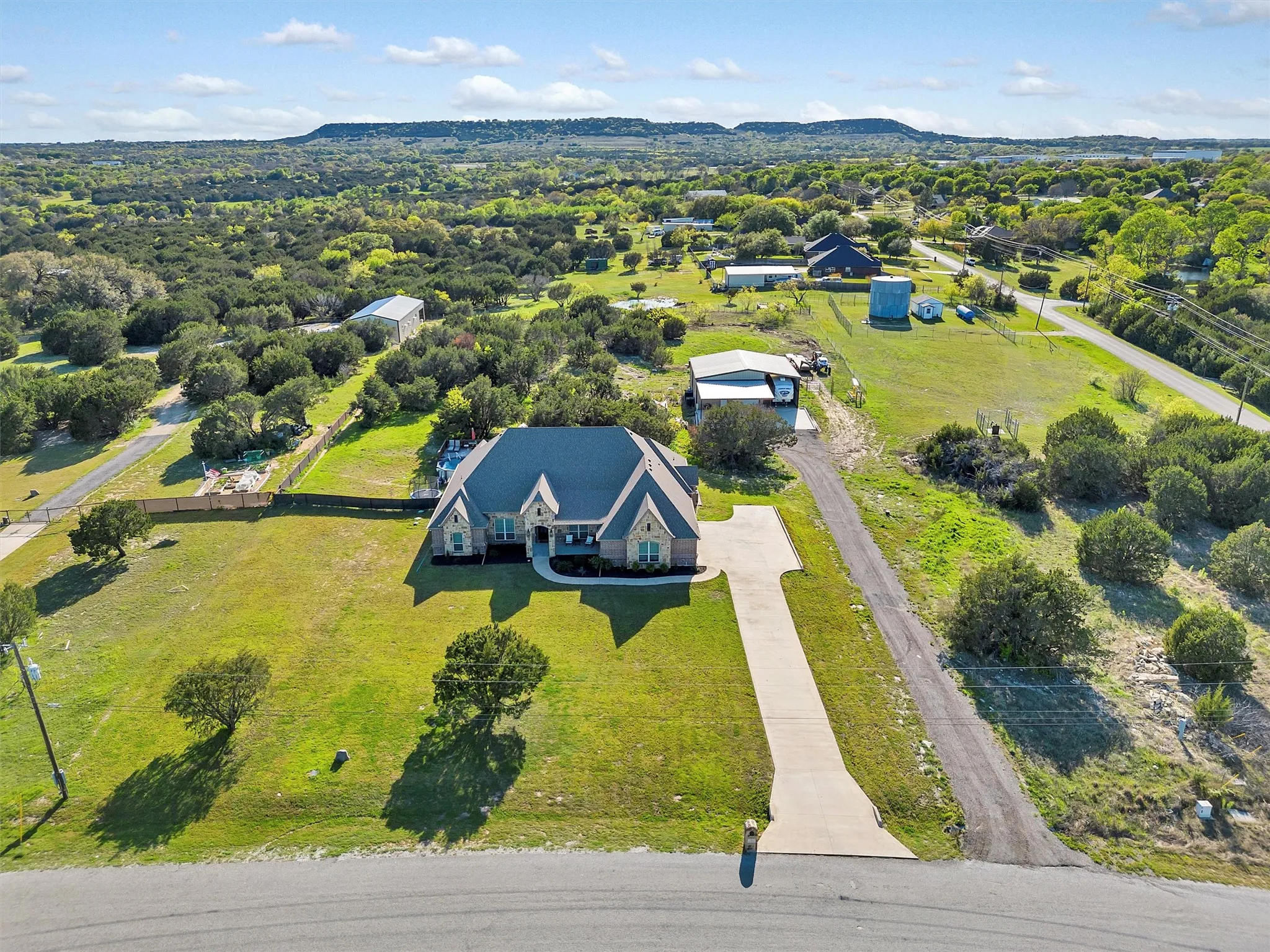 Single Family Residence For Sale in Hood County , 701 Milton Court, Granbury, Texas 76048, 5 Bedroom, 3 Bathroom, 3 Garage spaces, 2,982 Sqft, built in 2019, mls#21309623, Real Estate Agent in Granbury, Homes For Sale in Hood county, Homes For Sale in Granbury, Realtor in Granbury Texas, Real Estate Brokerage Independent Realty Texas, Luminita Cordes Realtor