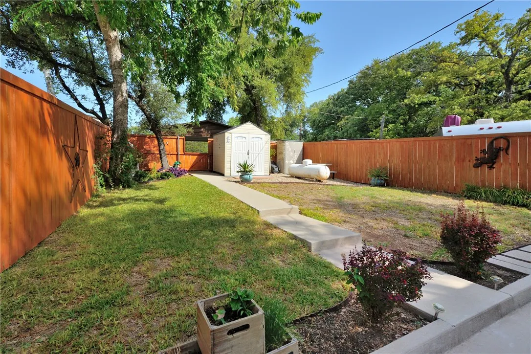 Single Family Residence For Sale in Parker County , 130 Marina View Court, Weatherford, Texas 76087, 2 Bedroom, 1 Bathroom, Garage spaces, 805 Sqft, built in 2008, Price $384,900, mls#21309336, Real Estate Agent in Weatherford, Homes For Sale in Parker county, Homes For Sale in Weatherford, Realtor in Weatherford Texas, Real Estate Brokerage Independent Realty Texas, Luminita Cordes Realtor
