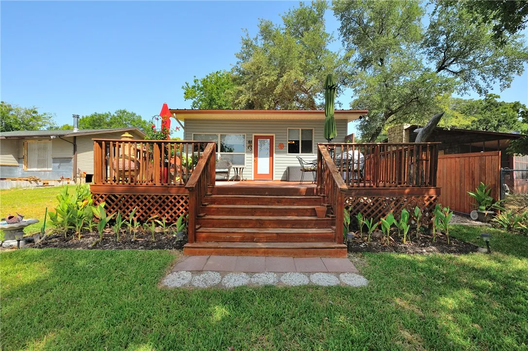 Single Family Residence For Sale in Parker County , 130 Marina View Court, Weatherford, Texas 76087, 2 Bedroom, 1 Bathroom, Garage spaces, 805 Sqft, built in 2008, Price $384,900, mls#21309336, Real Estate Agent in Weatherford, Homes For Sale in Parker county, Homes For Sale in Weatherford, Realtor in Weatherford Texas, Real Estate Brokerage Independent Realty Texas, Luminita Cordes Realtor