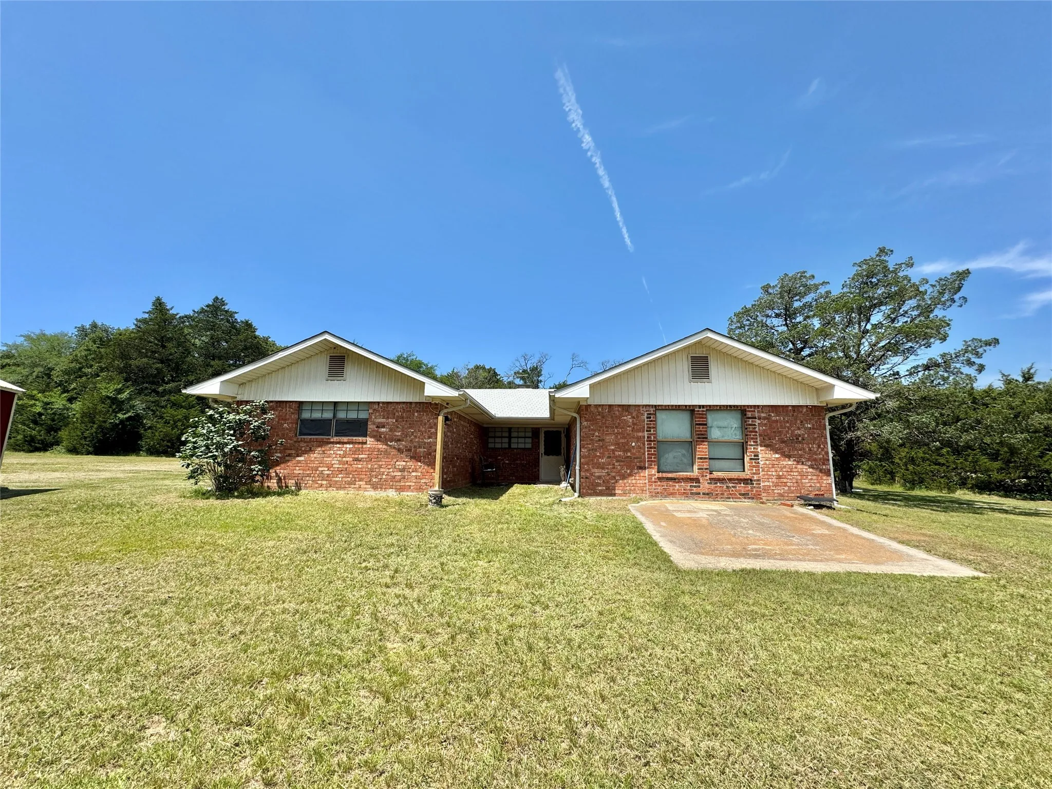 Single Family Residence For Sale in Cooke County , 450 Woodbine Estates Road, Gainesville, Texas 76240, 2 Bedroom, 2 Bathroom, Garage spaces, 1,598 Sqft, built in 1978, mls#21309856, Real Estate Agent in Gainesville, Homes For Sale in Cooke county, Homes For Sale in Gainesville, Realtor in Gainesville Texas, Real Estate Brokerage Independent Realty Texas, Luminita Cordes Realtor