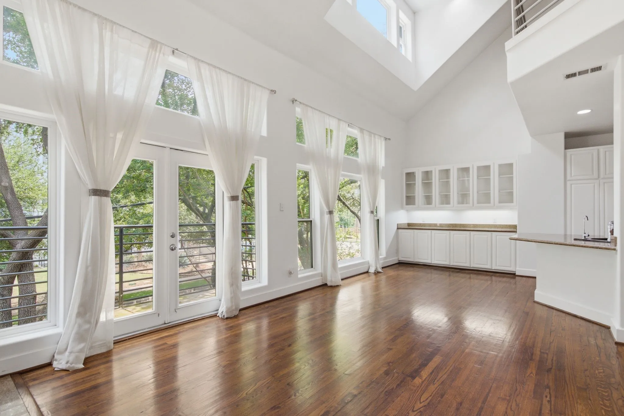 Single Family Residence For Sale in Dallas County , 3549 Wheeler Street, Dallas, Texas 75209, 2 Bedroom, 2 Bathroom, 2 Garage spaces, 1,944 Sqft, built in 2000, mls#21291650, Real Estate Agent in Dallas, Homes For Sale in Dallas county, Homes For Sale in Dallas, Realtor in Dallas Texas, Real Estate Brokerage Independent Realty Texas, Luminita Cordes Realtor