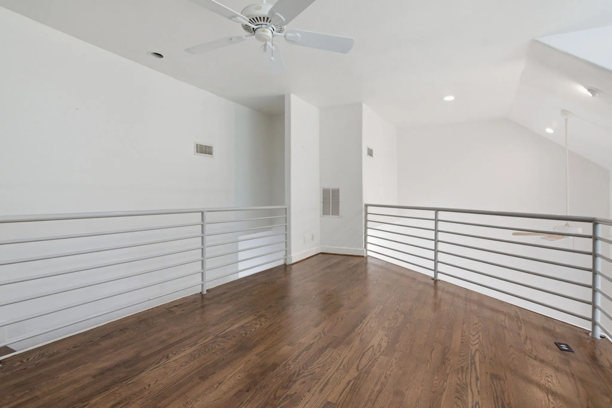 Single Family Residence For Sale in Dallas County , 3549 Wheeler Street, Dallas, Texas 75209, 2 Bedroom, 2 Bathroom, 2 Garage spaces, 1,944 Sqft, built in 2000, mls#21291650, Real Estate Agent in Dallas, Homes For Sale in Dallas county, Homes For Sale in Dallas, Realtor in Dallas Texas, Real Estate Brokerage Independent Realty Texas, Luminita Cordes Realtor