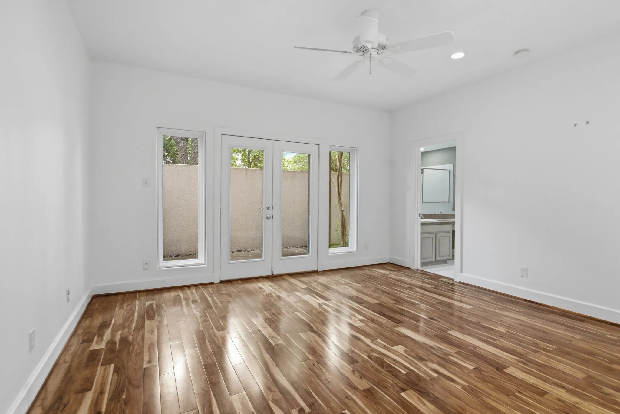 Single Family Residence For Sale in Dallas County , 3549 Wheeler Street, Dallas, Texas 75209, 2 Bedroom, 2 Bathroom, 2 Garage spaces, 1,944 Sqft, built in 2000, mls#21291650, Real Estate Agent in Dallas, Homes For Sale in Dallas county, Homes For Sale in Dallas, Realtor in Dallas Texas, Real Estate Brokerage Independent Realty Texas, Luminita Cordes Realtor