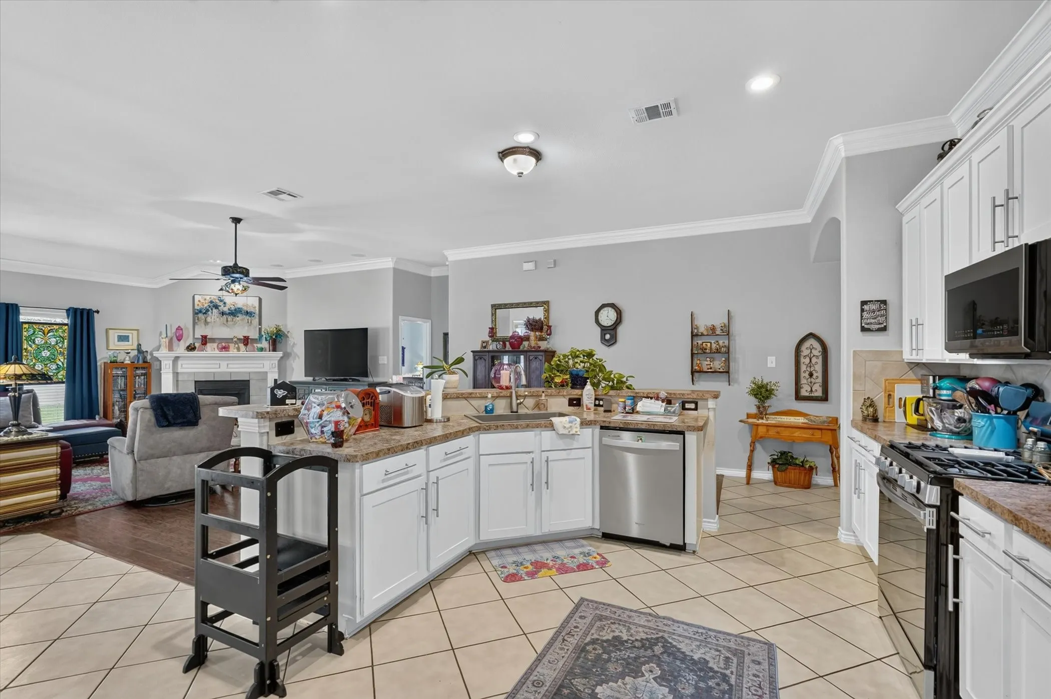 Single Family Residence For Sale in Denton County , 1008 Bell Manor Drive, Savannah, Texas 76227, 3 Bedroom, 2 Bathroom, 2 Garage spaces, 1,887 Sqft, built in 2005, mls#21308816, Real Estate Agent in Savannah, Homes For Sale in Denton county, Homes For Sale in Savannah, Realtor in Savannah Texas, Real Estate Brokerage Independent Realty Texas, Luminita Cordes Realtor