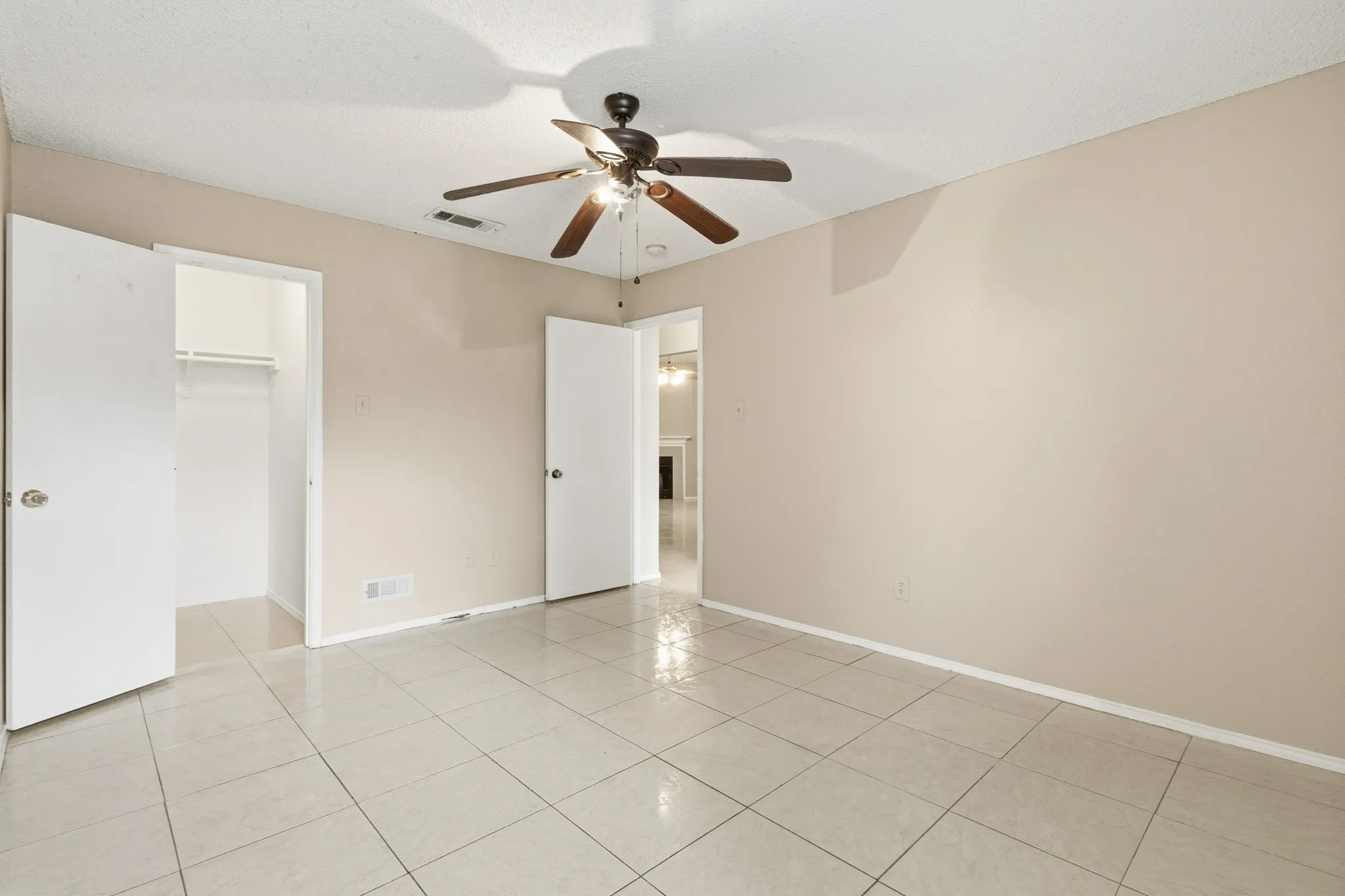 Single Family Residence For Rent in Tarrant County , 6720 Elk Trail, Arlington, Texas 76002, 3 Bedroom, 2 Bathroom, 2 Garage spaces, 1,744 Sqft, built in 1998, mls#21309895, Real Estate Agent in Arlington, Homes For Rent in Tarrant county, Homes For Rent in Arlington, Realtor in Arlington Texas, Real Estate Brokerage Independent Realty Texas, Luminita Cordes Realtor